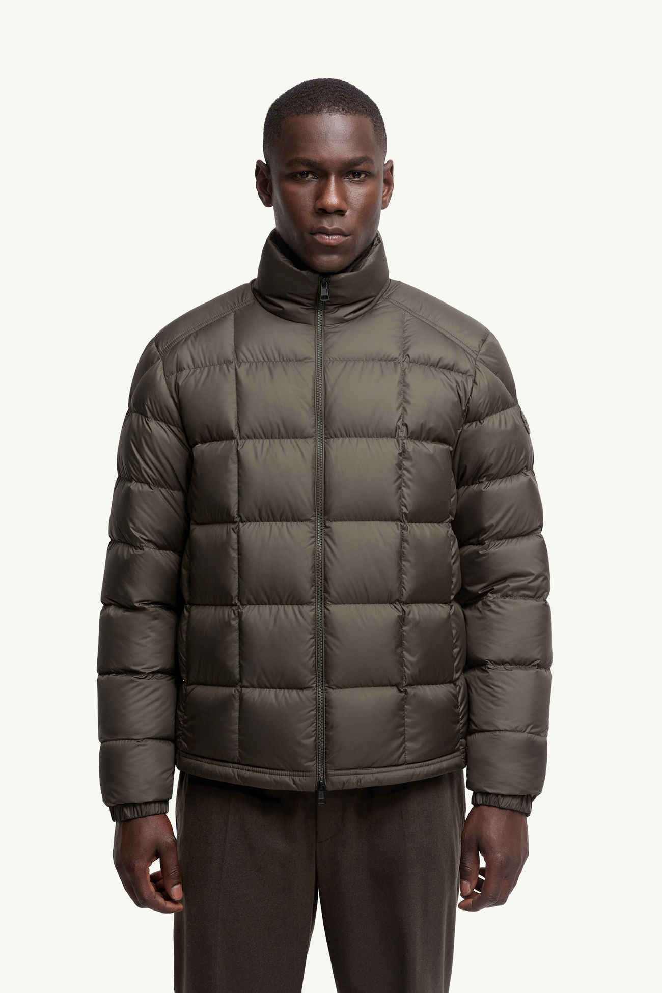 Plumífero corto con acolchado a cuadros y capucha Eglise Hombre Verde Oliva Moncler 3
