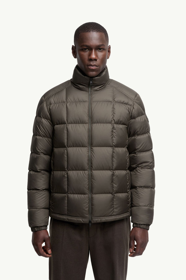 Plumífero corto con acolchado a cuadros y capucha Eglise Hombre Verde Oliva Moncler 3