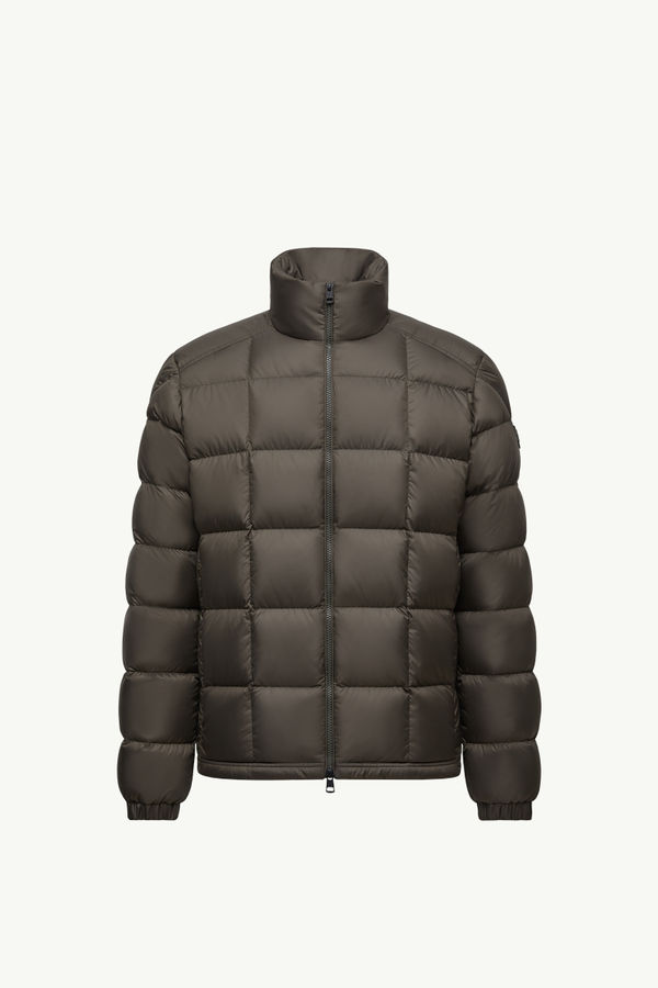 https://moncler-cdn.thron.com/api/v1/content-delivery/shares/dpx6uv/contents/K20911A00024597X2833_F/image/K20911A00024597X2833_F