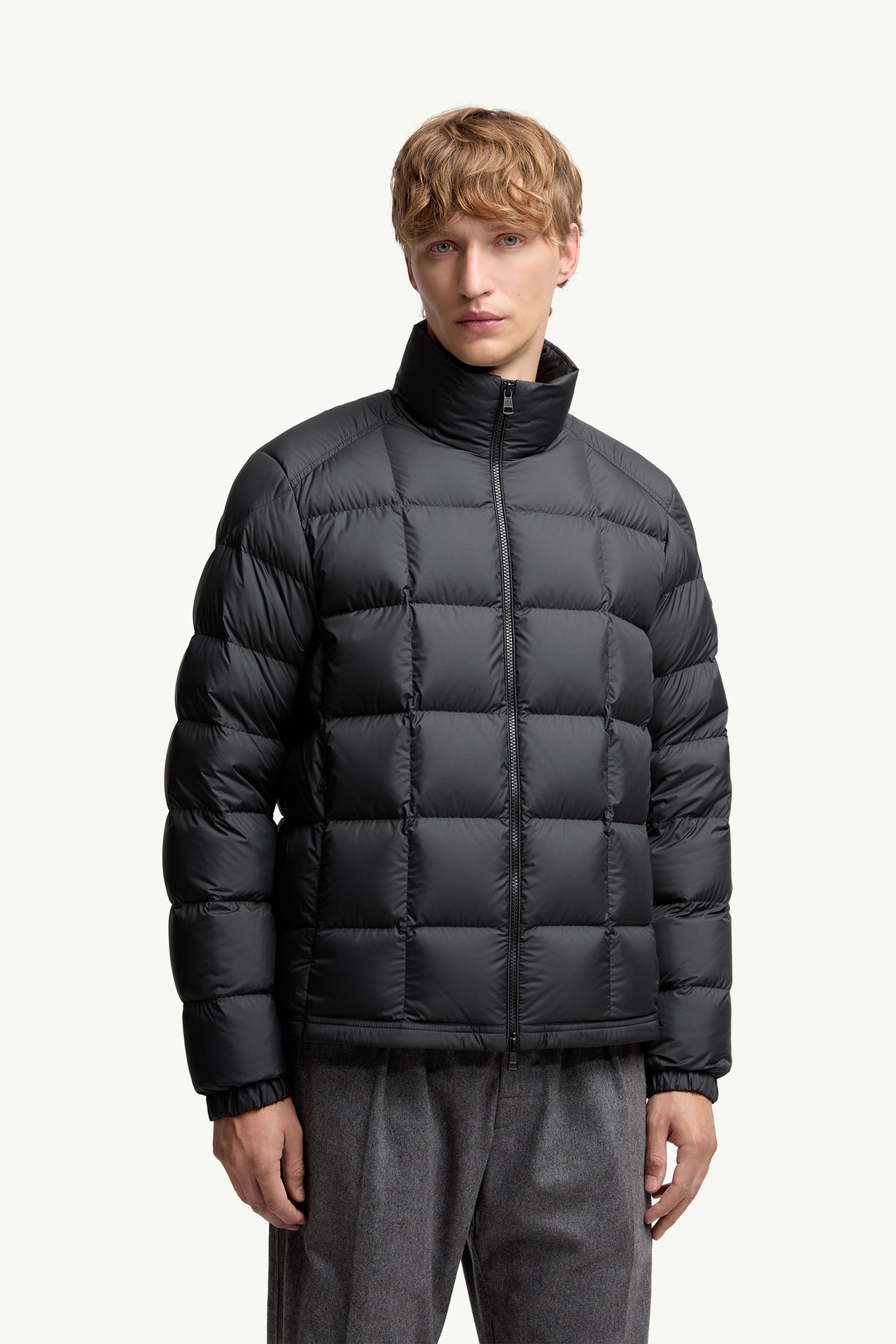 Eglise quadratisch gesteppte kurze Daunenjacke mit Kapuze Herren Schwarz Moncler 3