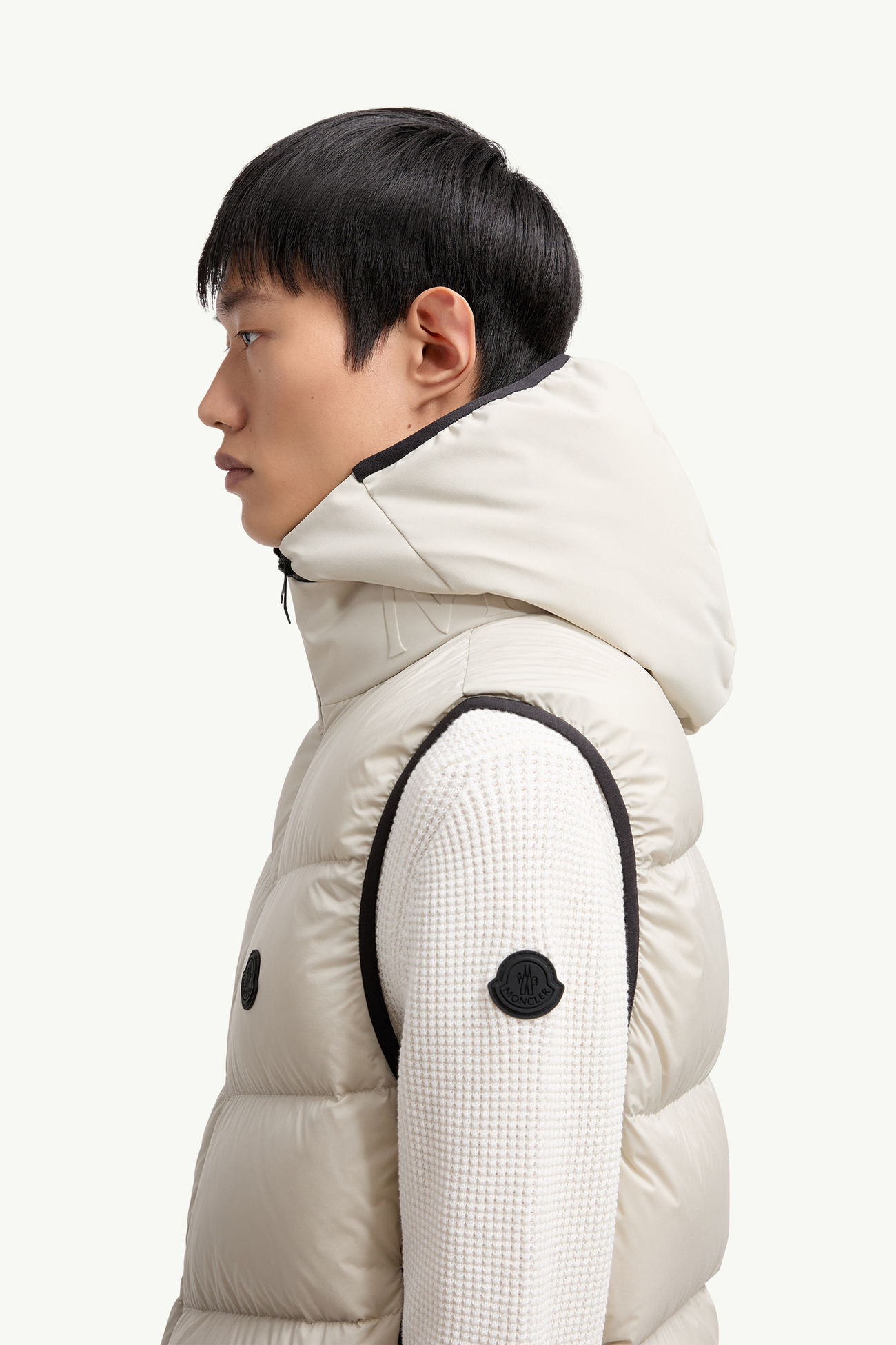 Chaleco plumífero con capucha y acolchado diagonal Guersac Hombre Gris Hielo Moncler 5