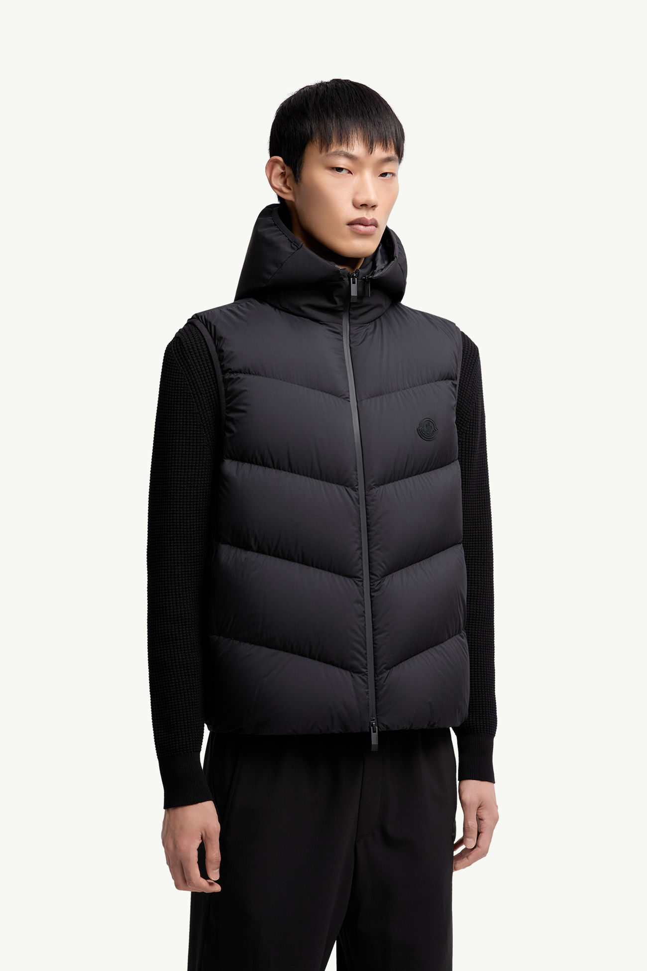 Chaleco plumífero con capucha y acolchado diagonal Guersac Hombre Negro Moncler 3