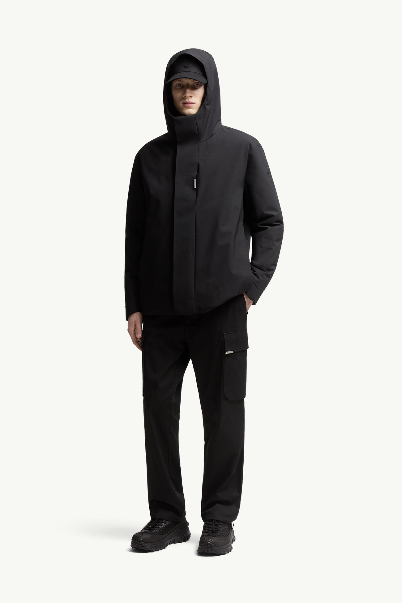 Plumífero corto con capucha Gatillier Hombre Negro Moncler 0