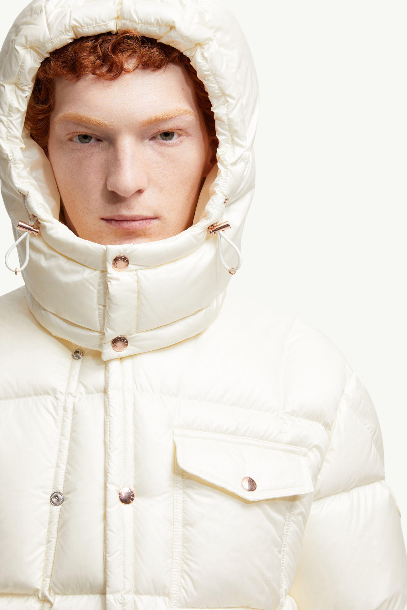 Plumífero corto con capucha Serfanto Hombre Blanco Marfil Moncler 6
