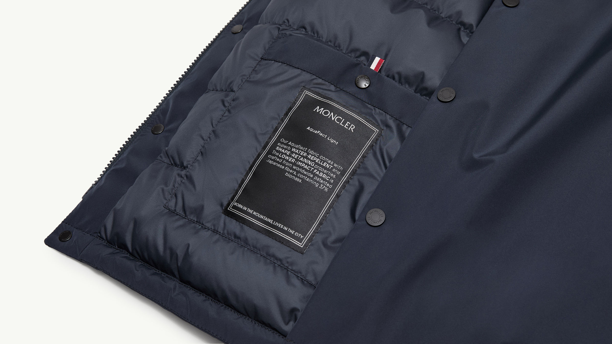 Slide 1 - product.feature.textureaquaflectmaterial.title