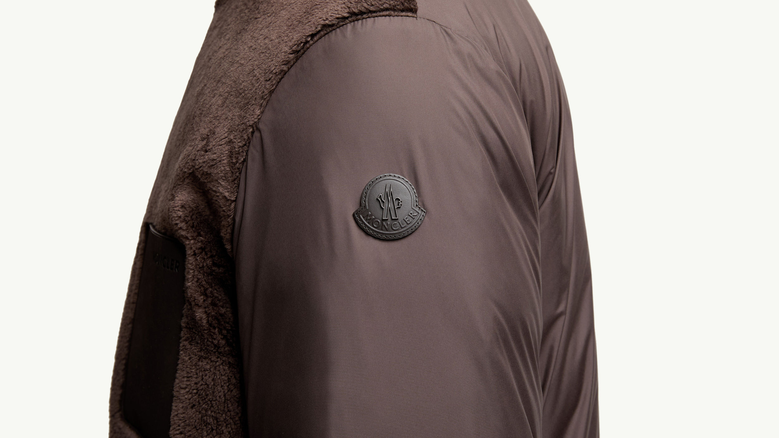 Slide 3 - product.feature.leatherdetaillogo.title