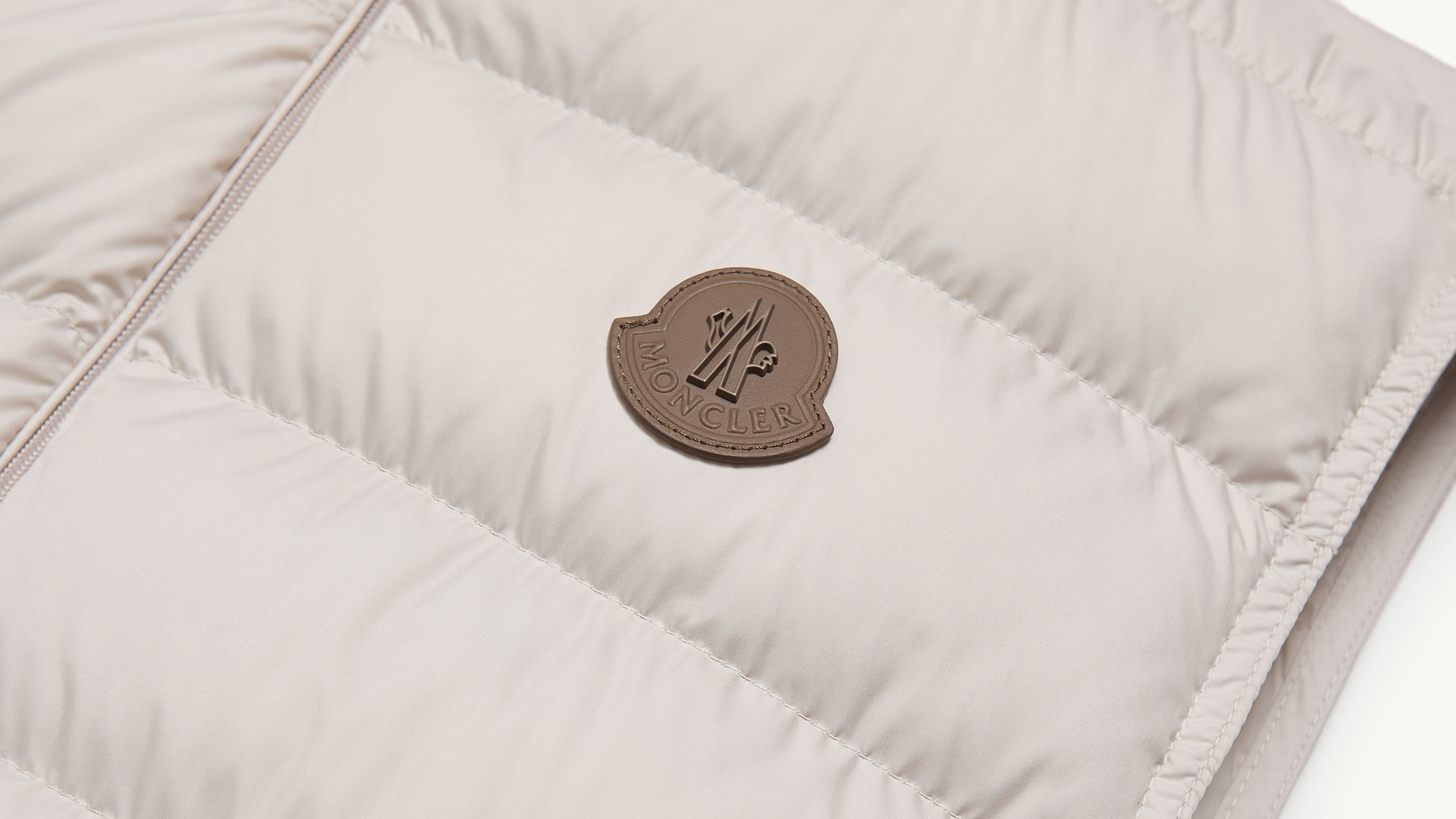 Slide 2 - product.feature.leatherdetaillogo.title