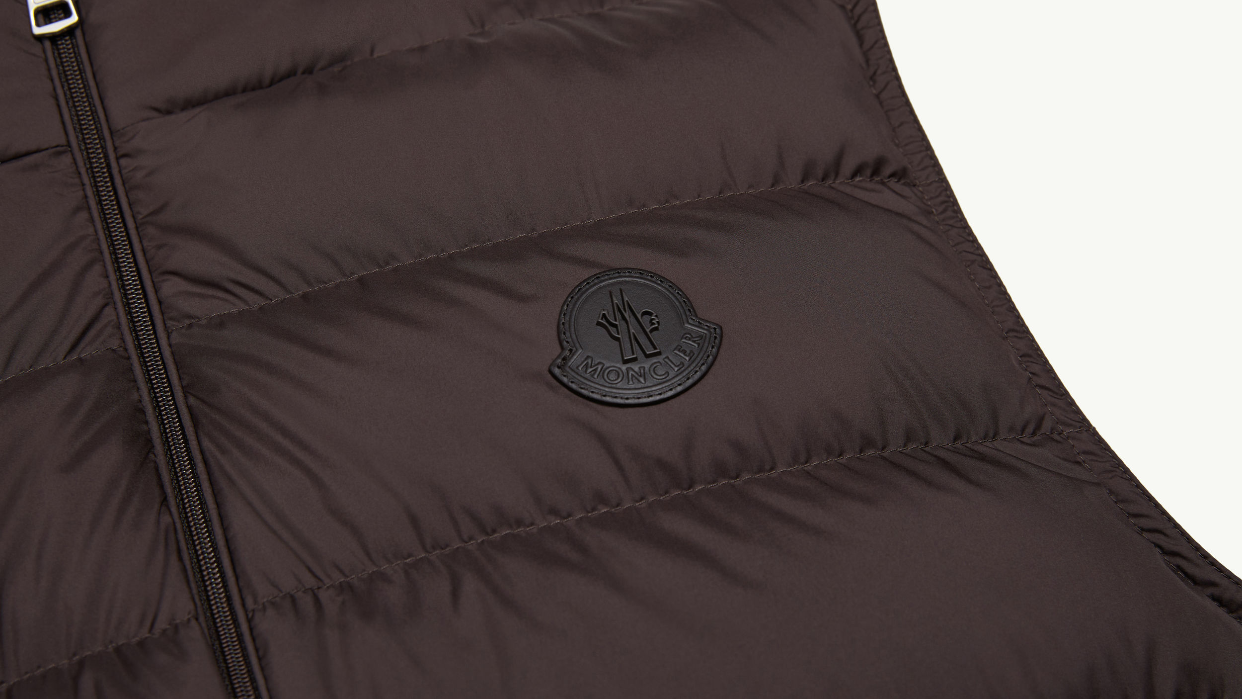 Slide 2 - product.feature.leatherdetaillogo.title