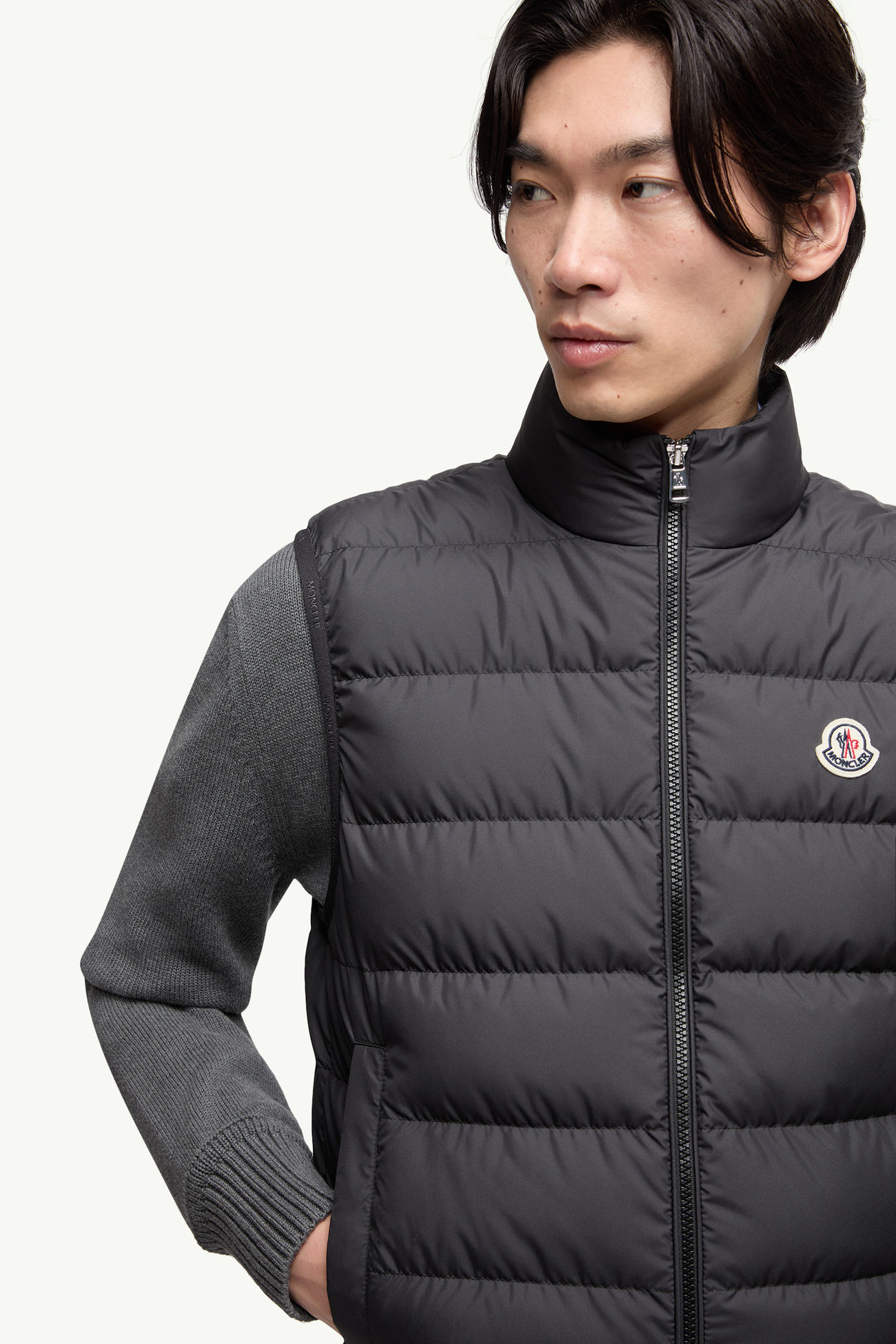 ブラック Contrinダウンベスト : ジレ 向けの メンズ | モンクレール