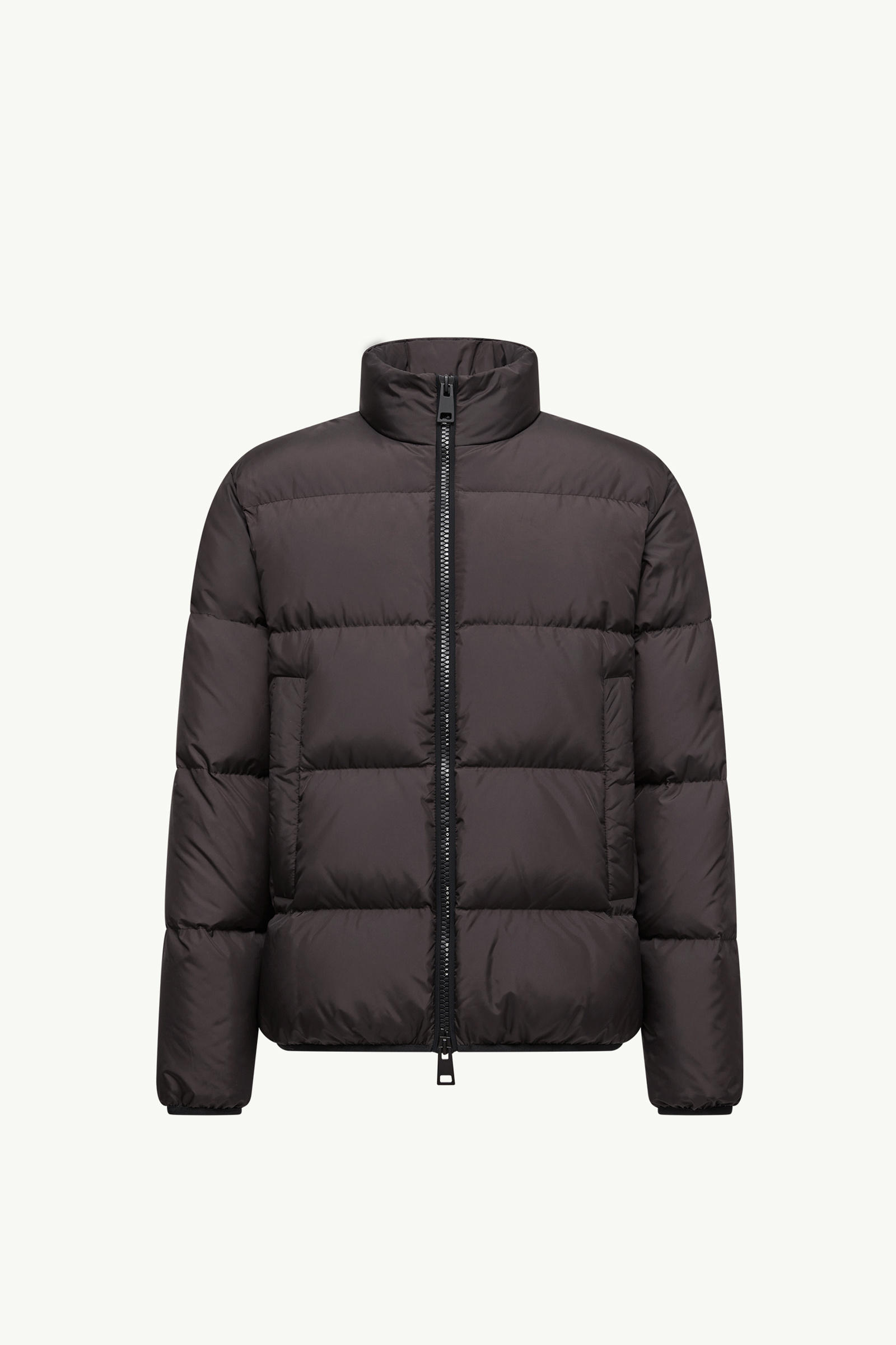 https://moncler-cdn.thron.com/api/v1/content-delivery/shares/dpx6uv/contents/K20911A00173597U525B_F/image/K20911A00173597U525B_F