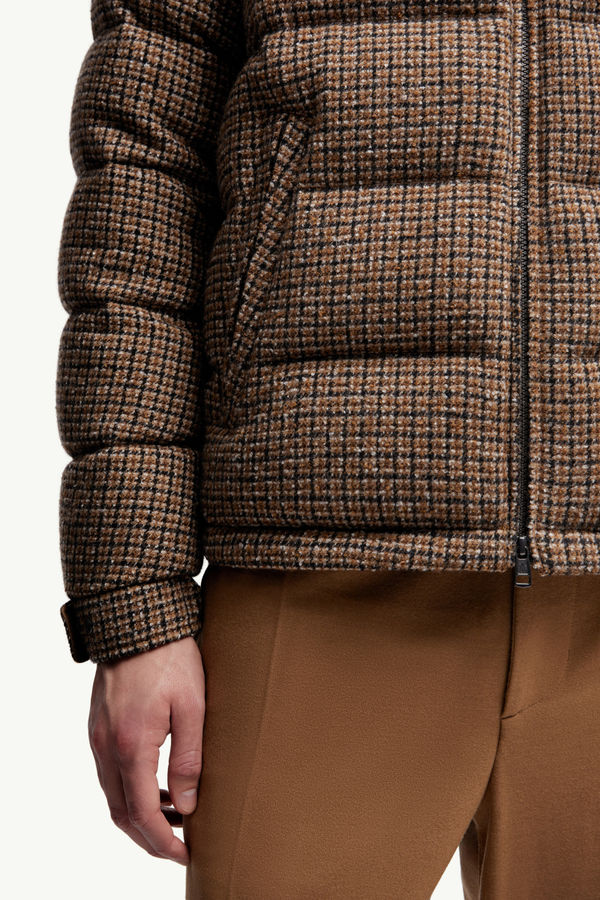 Doudoune courte à capuche en mélange de laine bouclée Montgenevre Hommes Marron Moncler 5