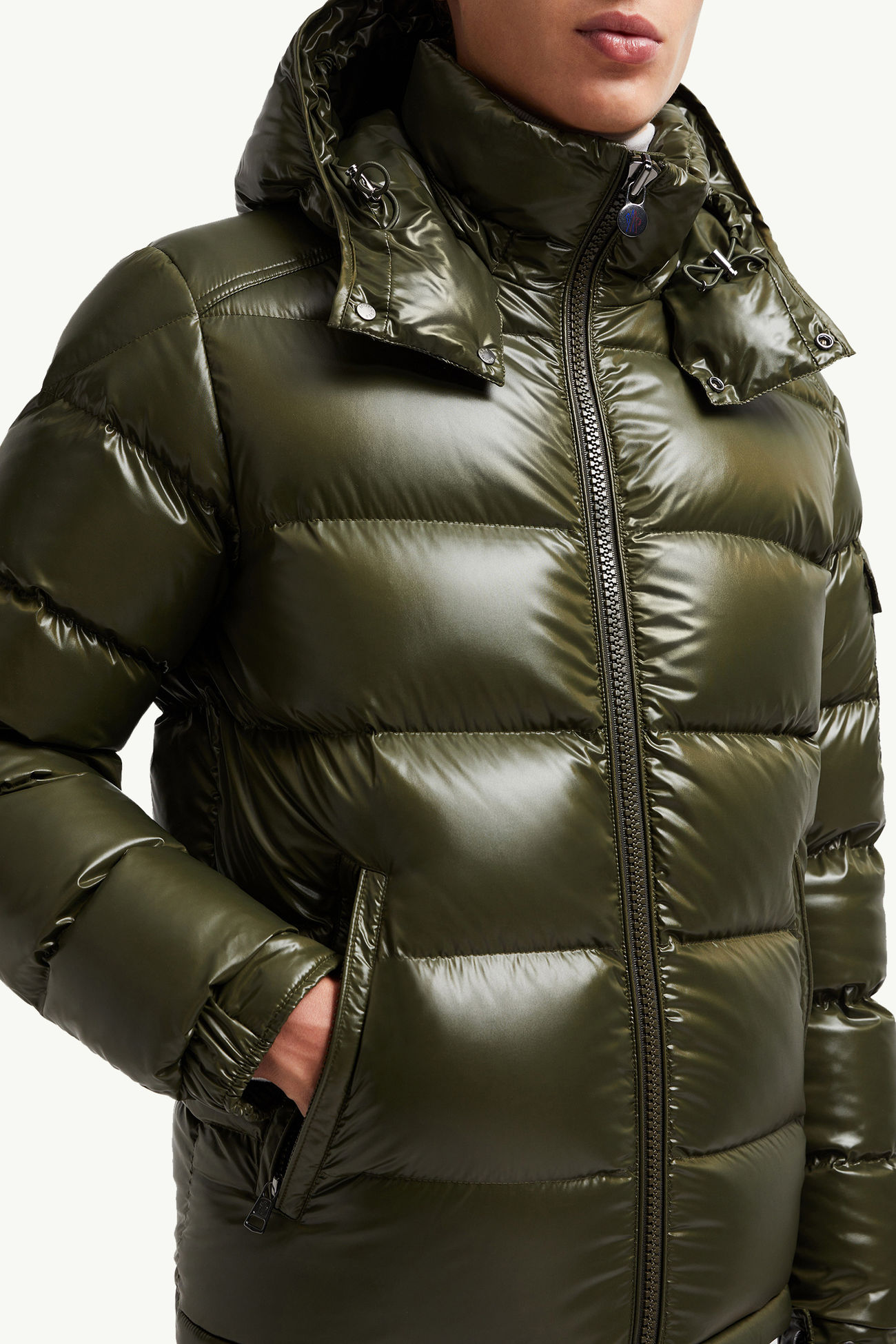 올리브 그린 Moncler Maya 후드 쇼트 다운 재킷 : 쇼트 다운 재킷 | 몽 