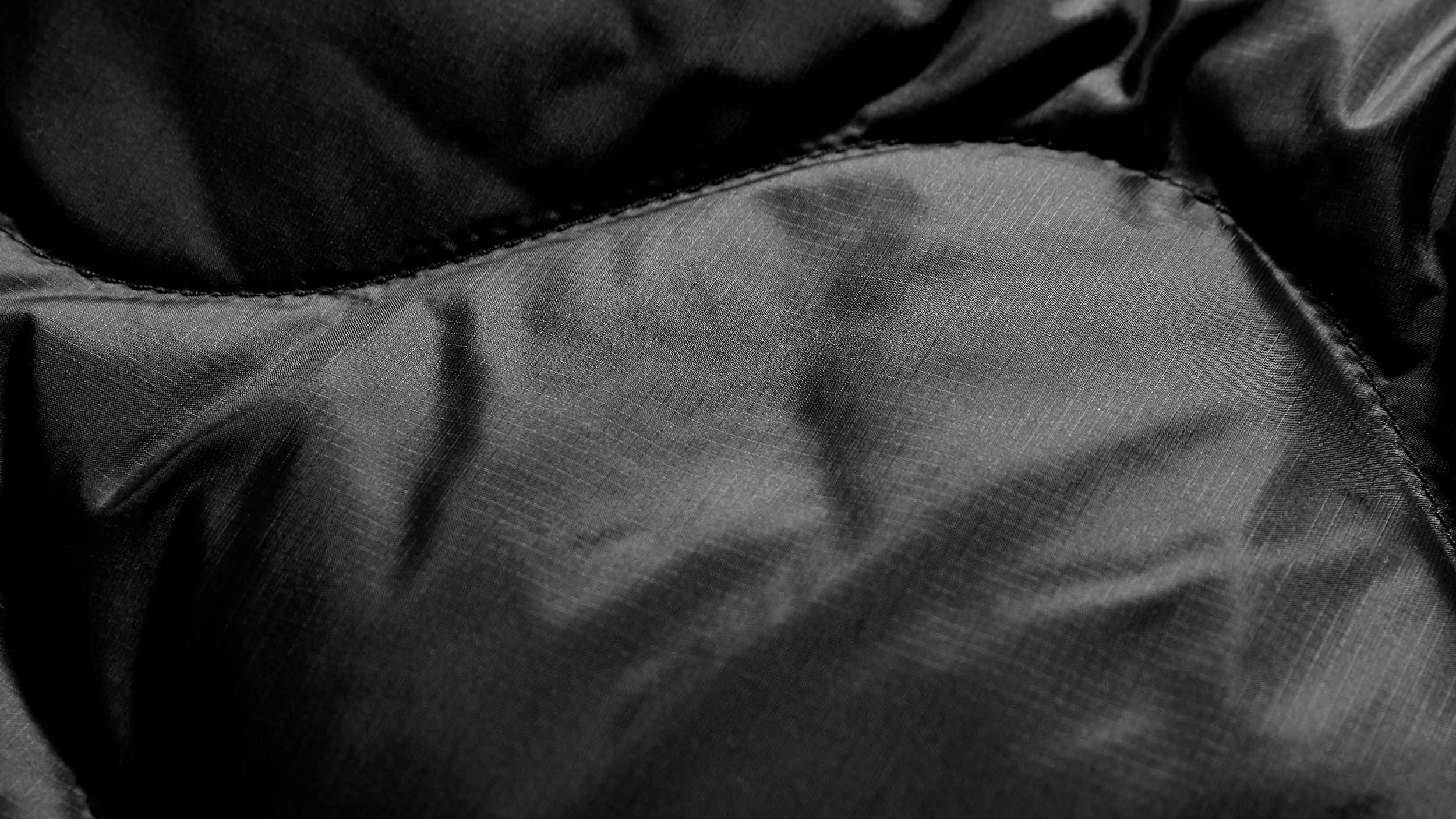 Slide 2 - product.feature.textureripstopmaterial.title