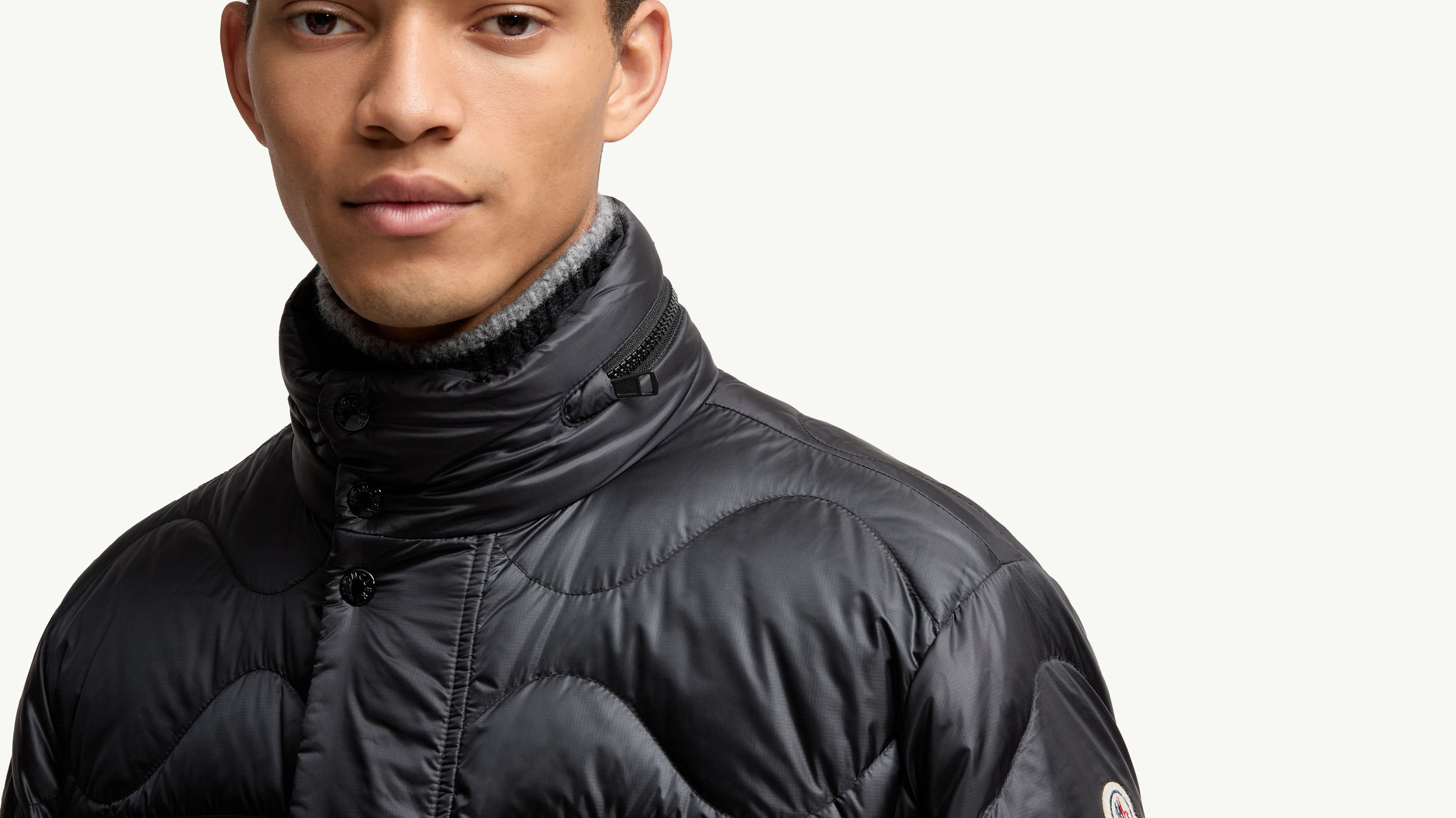 Slide 3 - 拉出式兜帽