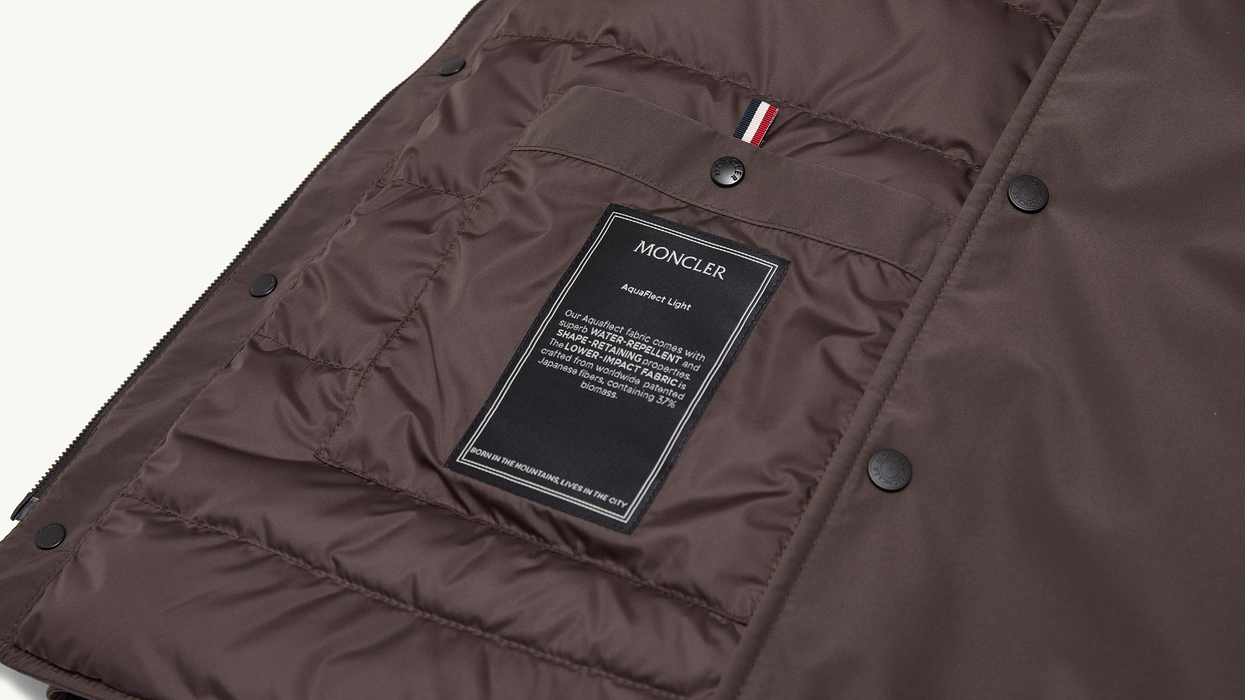 Slide 1 - product.feature.textureaquaflectmaterial.title