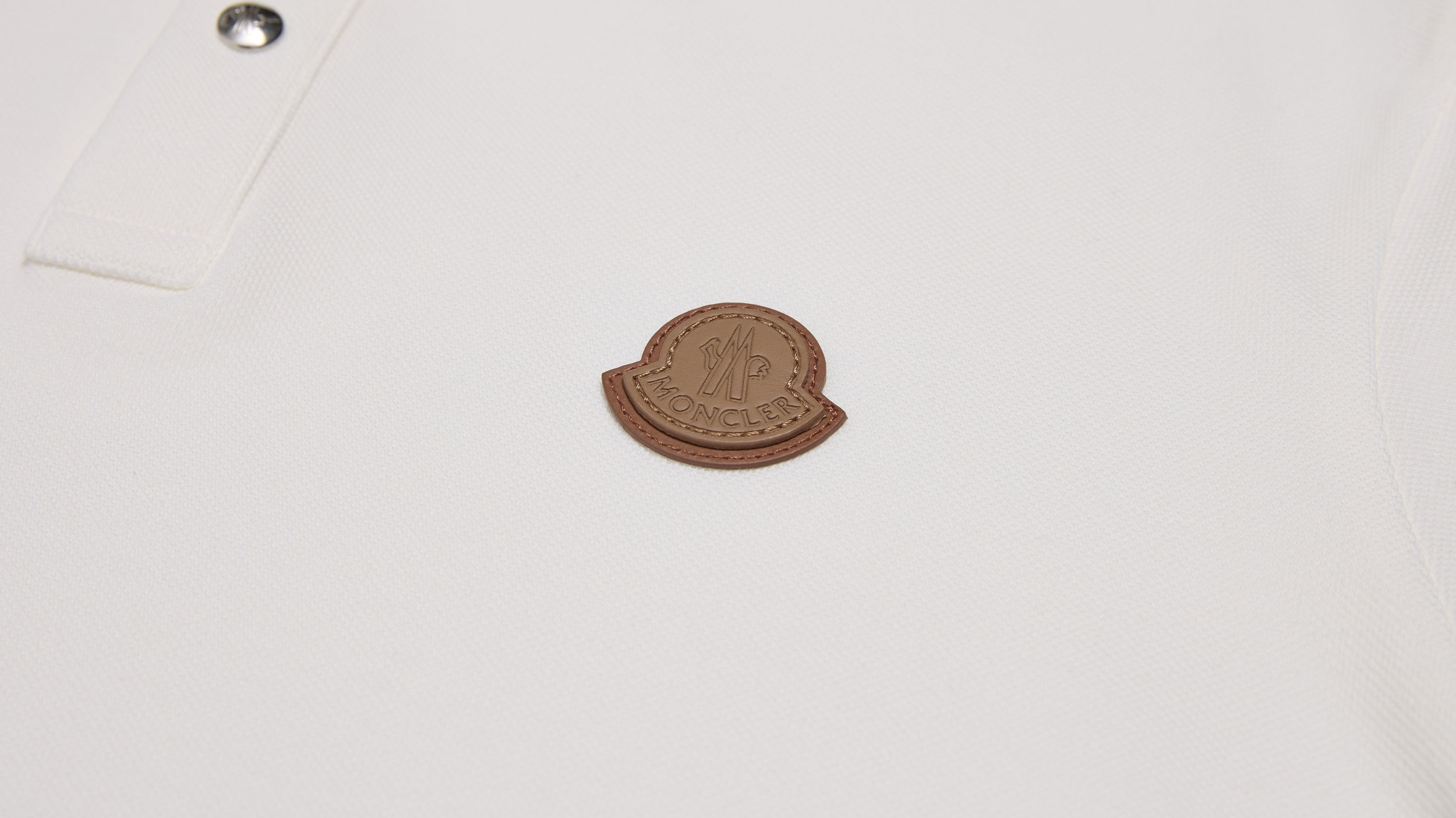 Slide 1 - product.feature.leatherdetaillogo.title