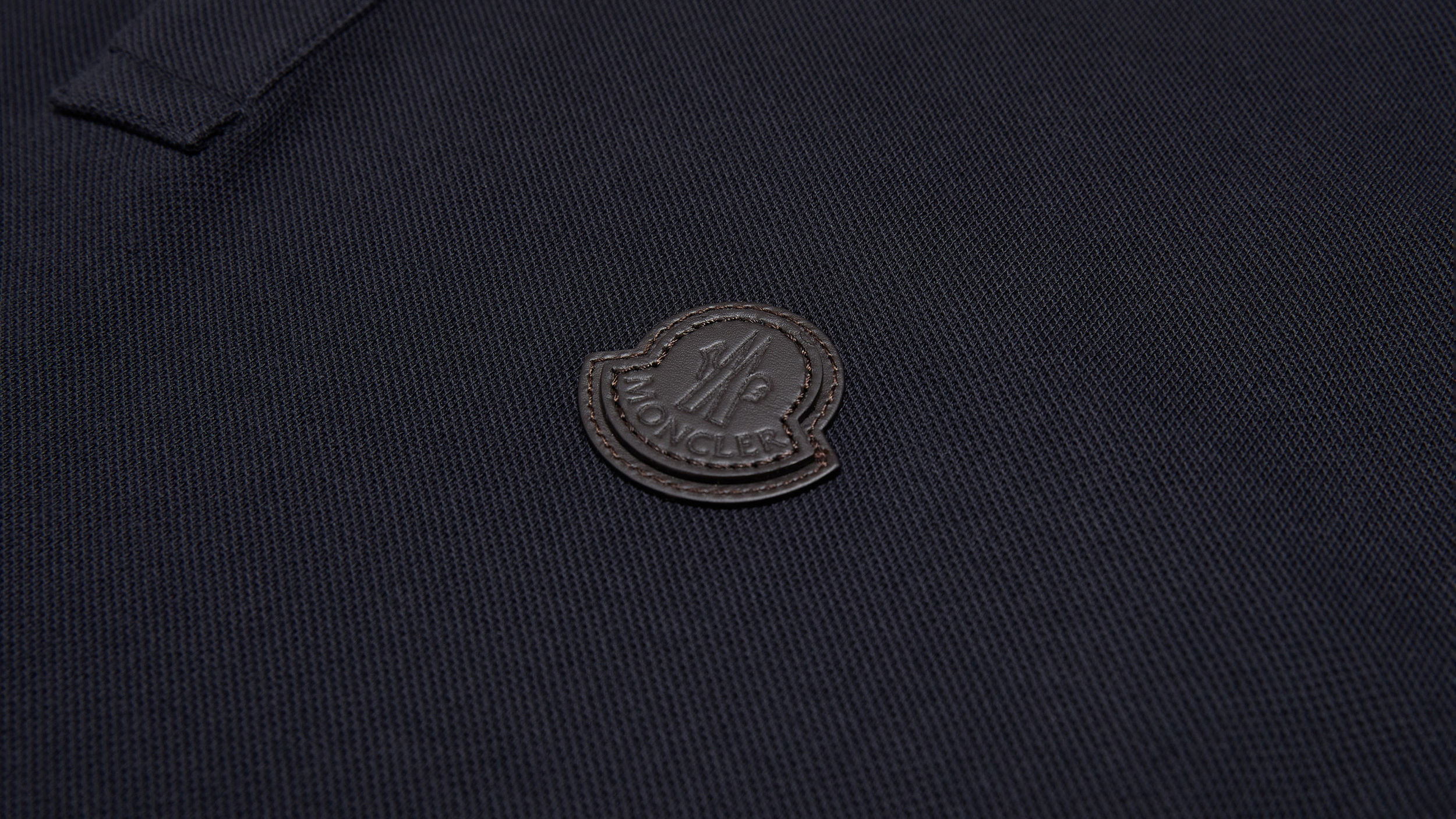 Slide 1 - product.feature.leatherdetaillogo.title