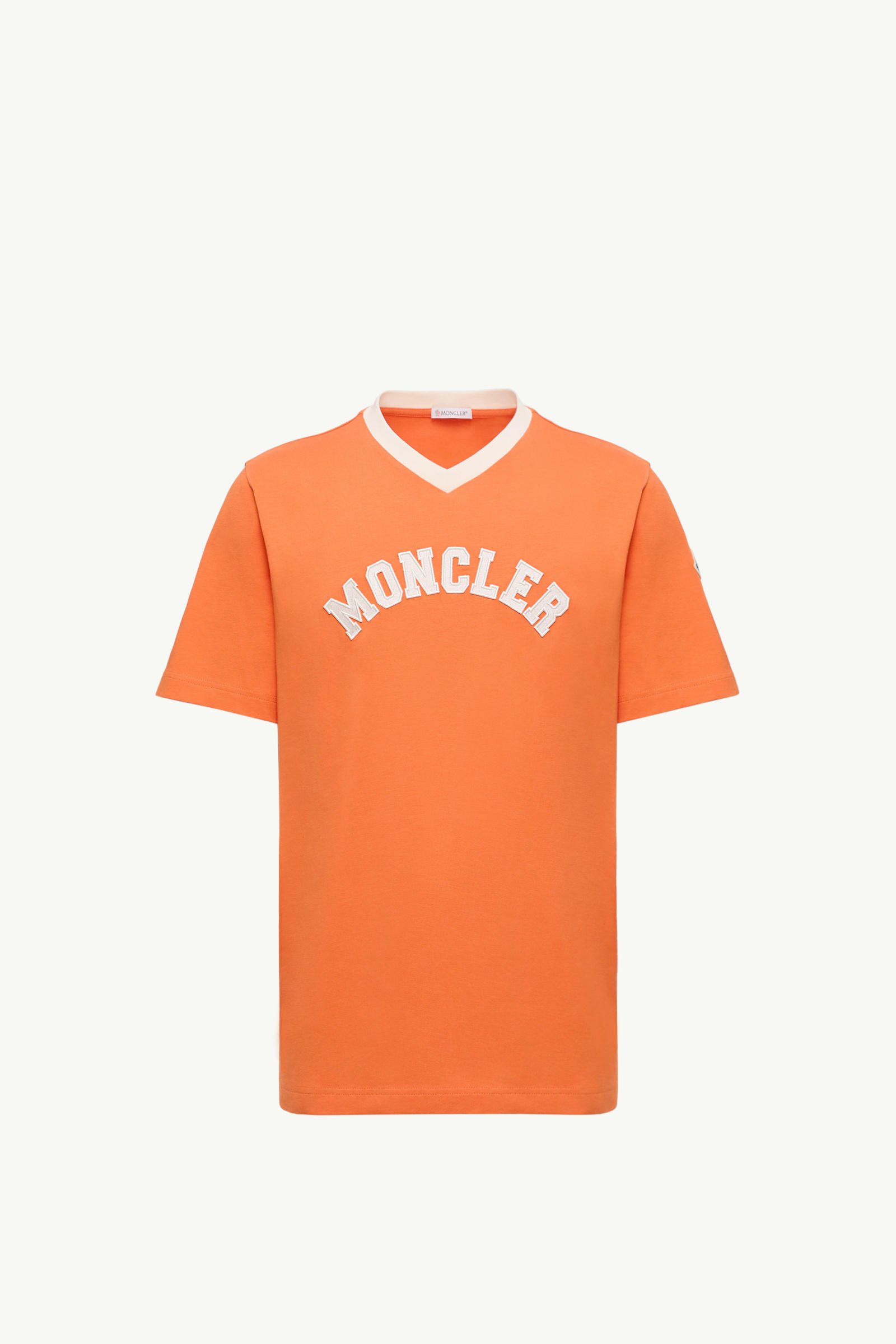 https://moncler-cdn.thron.com/api/v1/content-delivery/shares/dpx6uv/contents/K20918C0000589AUG336_F/image/K20918C0000589AUG336_F