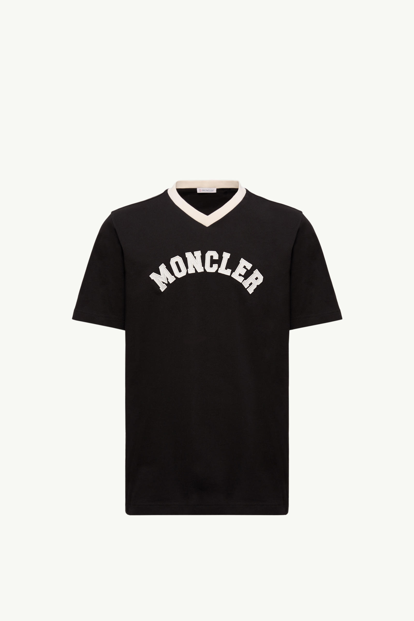 https://moncler-cdn.thron.com/api/v1/content-delivery/shares/dpx6uv/contents/K20918C0000589AUG999_F/image/K20918C0000589AUG999_F