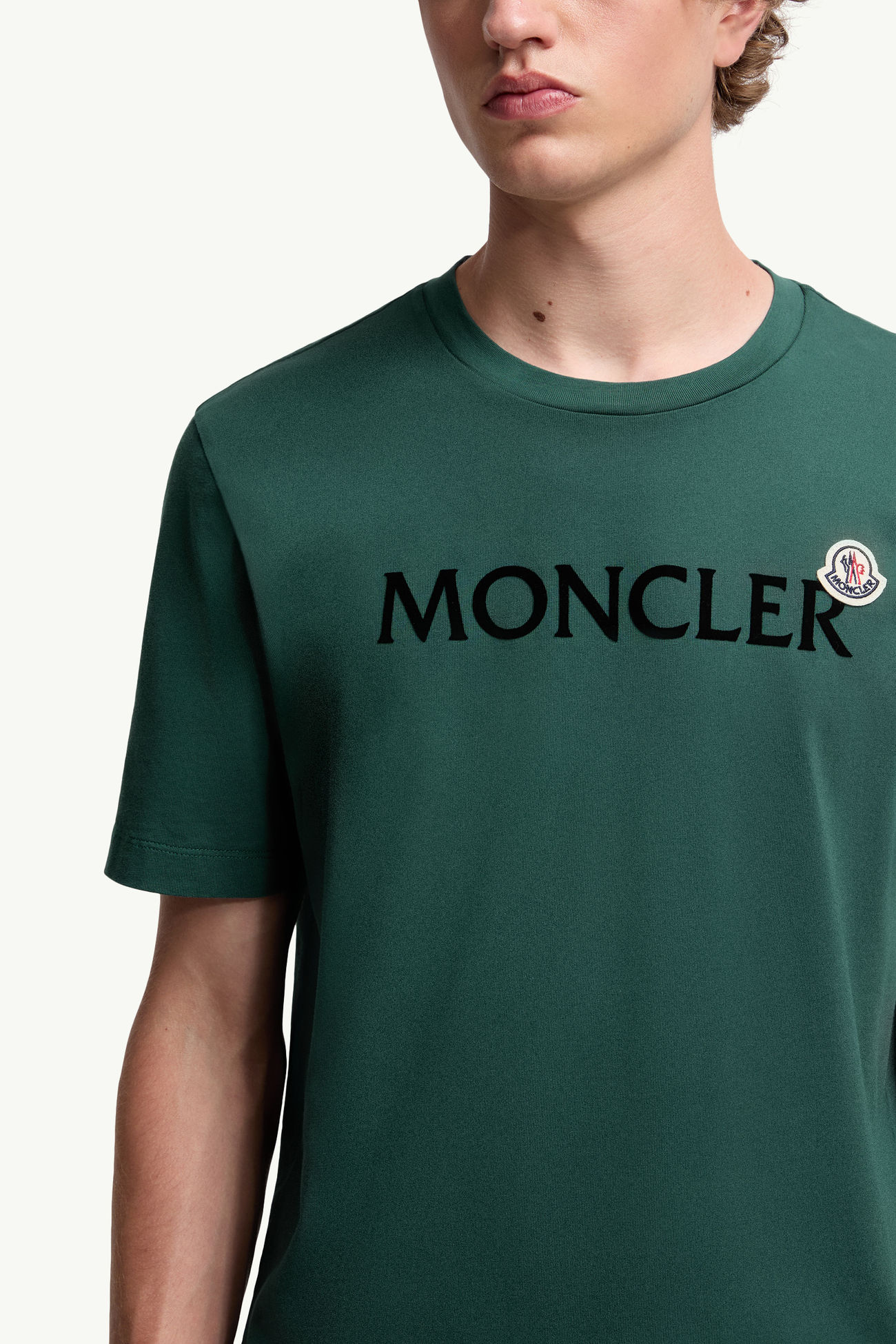 T-shirt con logo floccato in cotone Uomo Verde Foglia Moncler 5