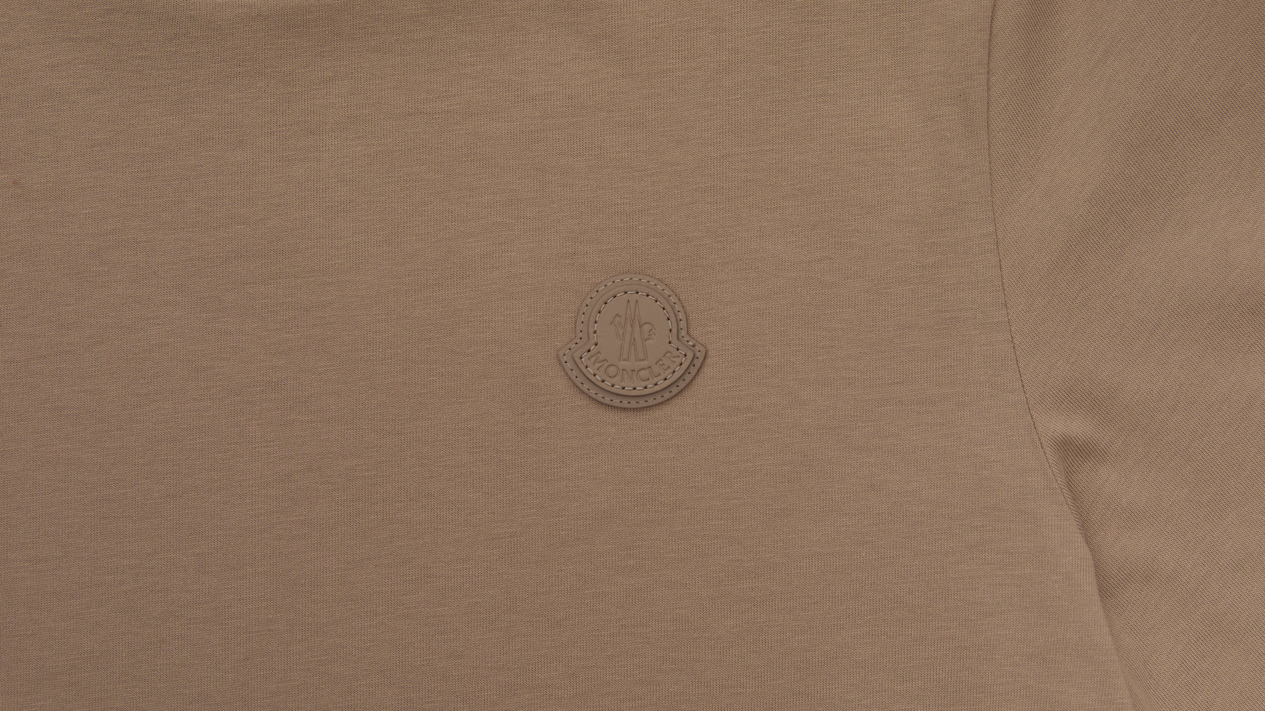 Slide 1 - product.feature.leatherdetaillogo.title