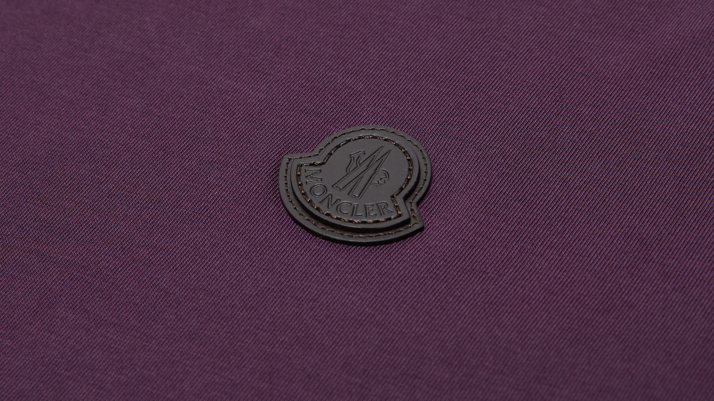 Slide 1 - product.feature.leatherdetaillogo.title