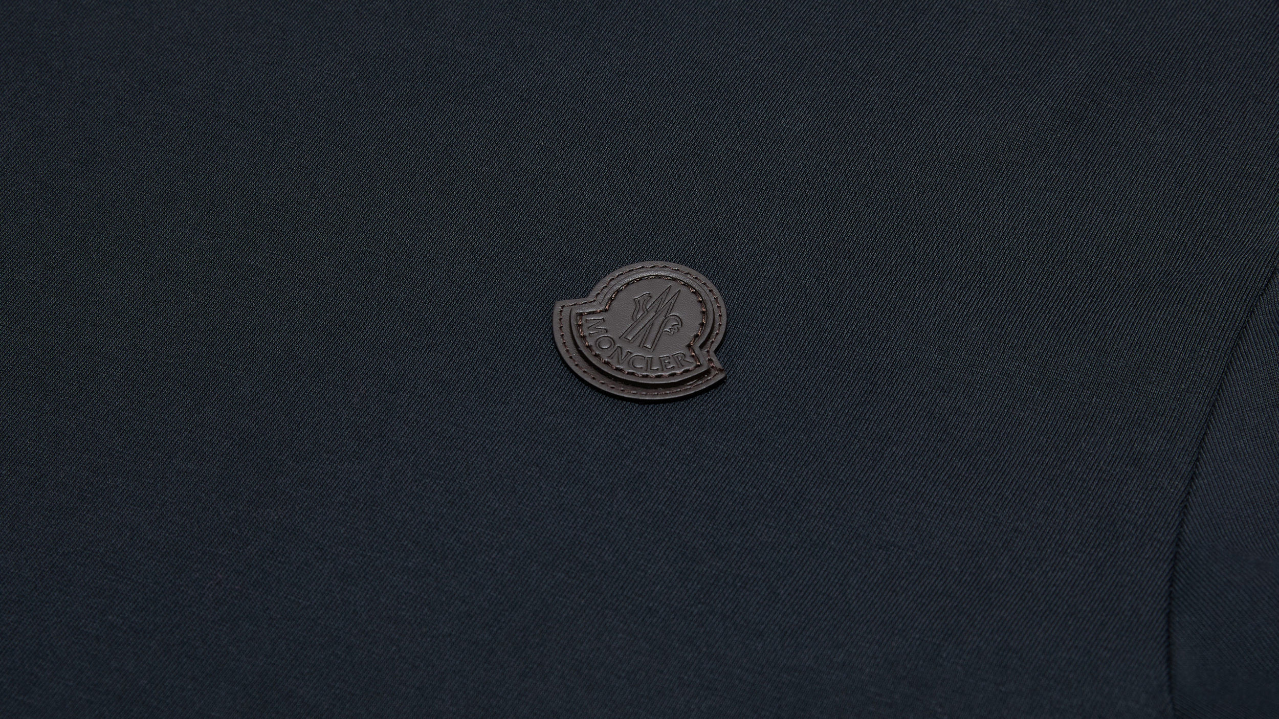 Slide 1 - product.feature.leatherdetaillogo.title