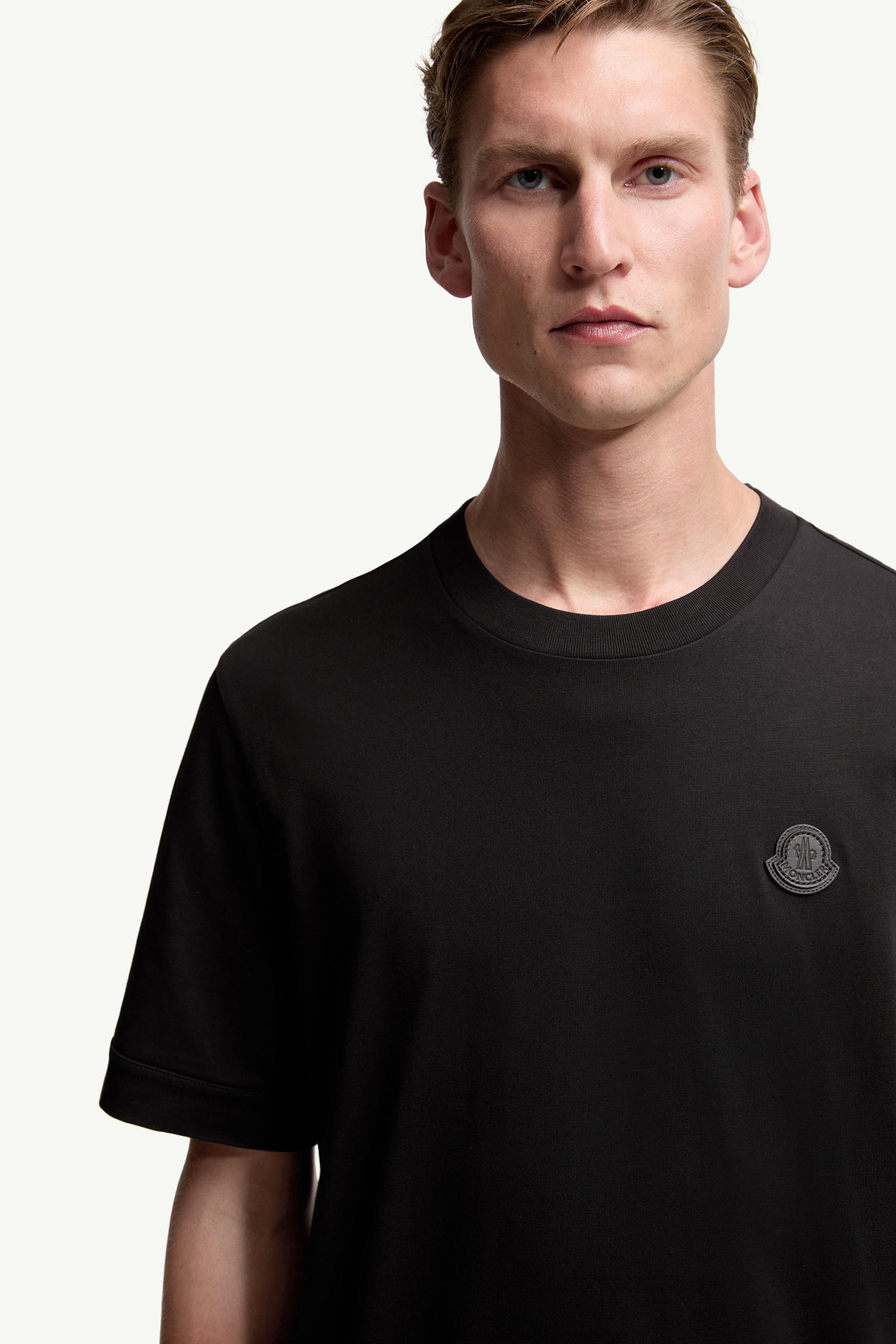 T-shirt in cotone con patch logato Uomo Nero Moncler 5