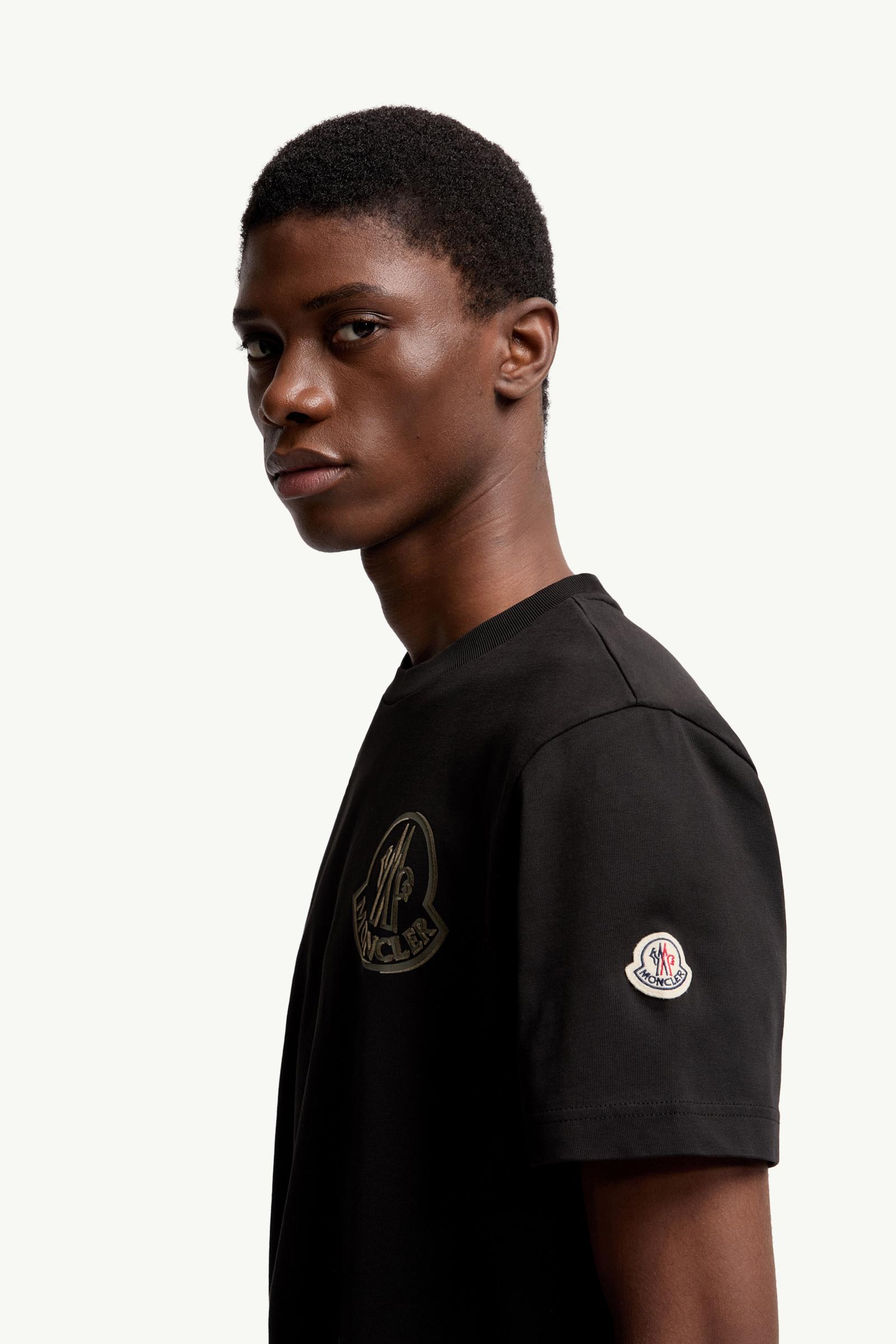 日本買蔵 Moncler ロゴ付き 黒 Tシャツ