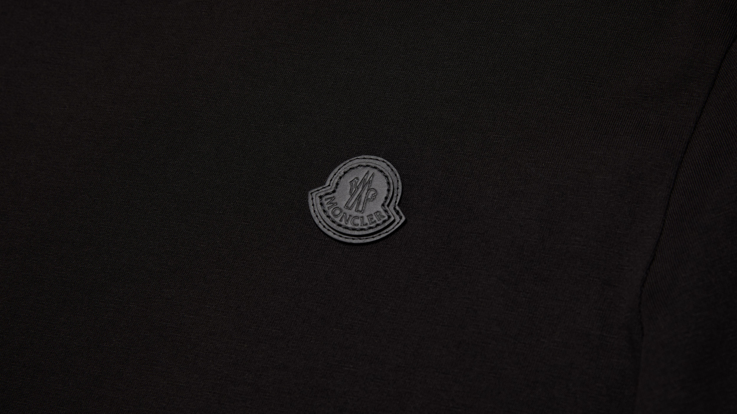 Slide 1 - product.feature.leatherdetaillogo.title