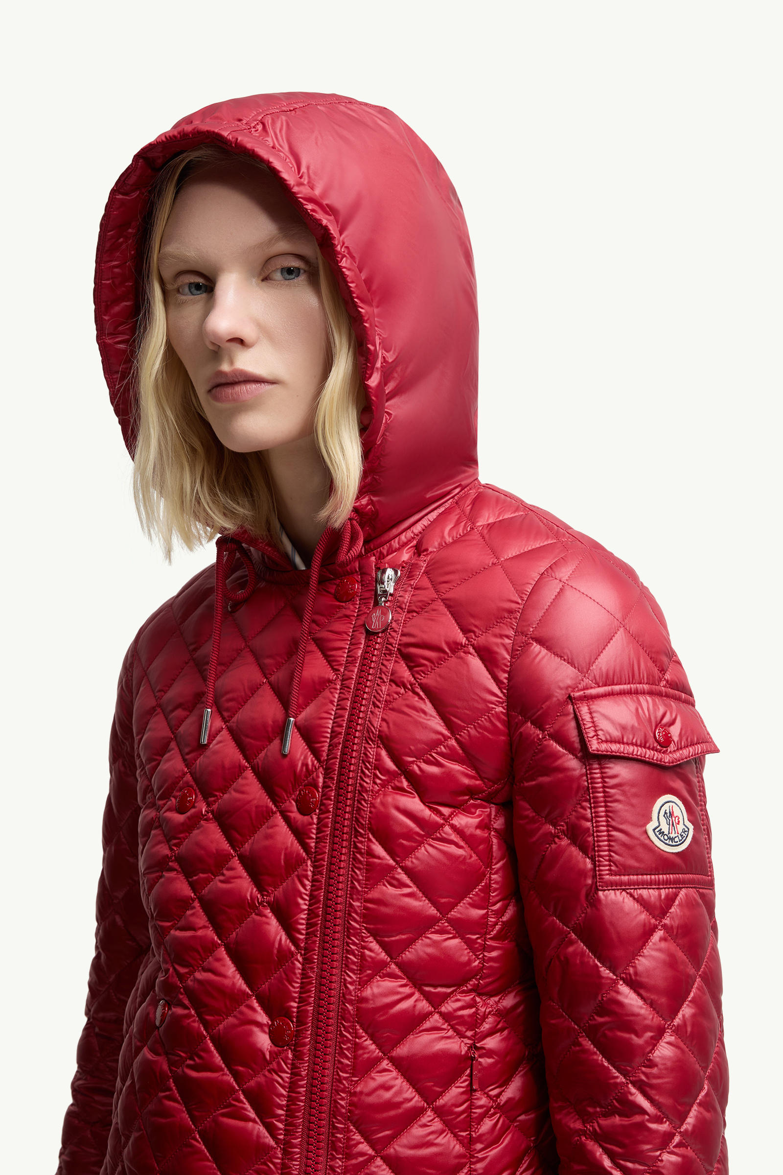 Plumífero corto con capucha y acolchado de rombos Corbelin Mujer Rojo Moncler 1