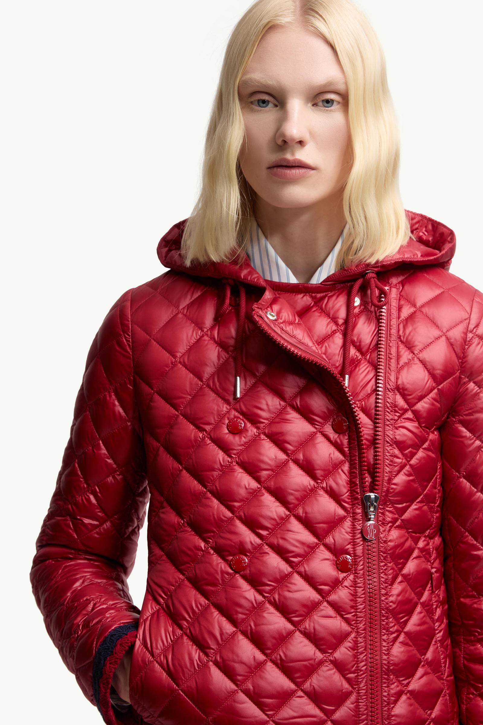 Plumífero corto con capucha y acolchado de rombos Corbelin Mujer Rojo Moncler 5