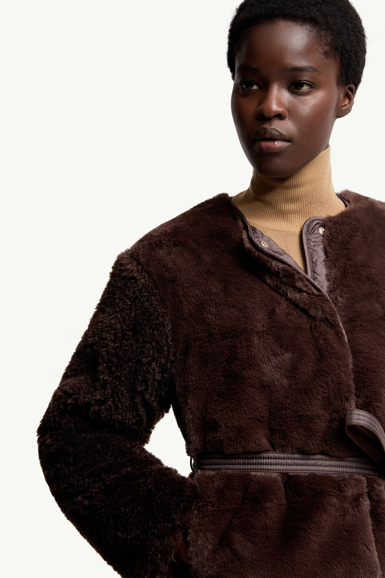 Doudoune courte en matière synthétique et teddy Jouillat Femmes Marron Foncé Moncler 5