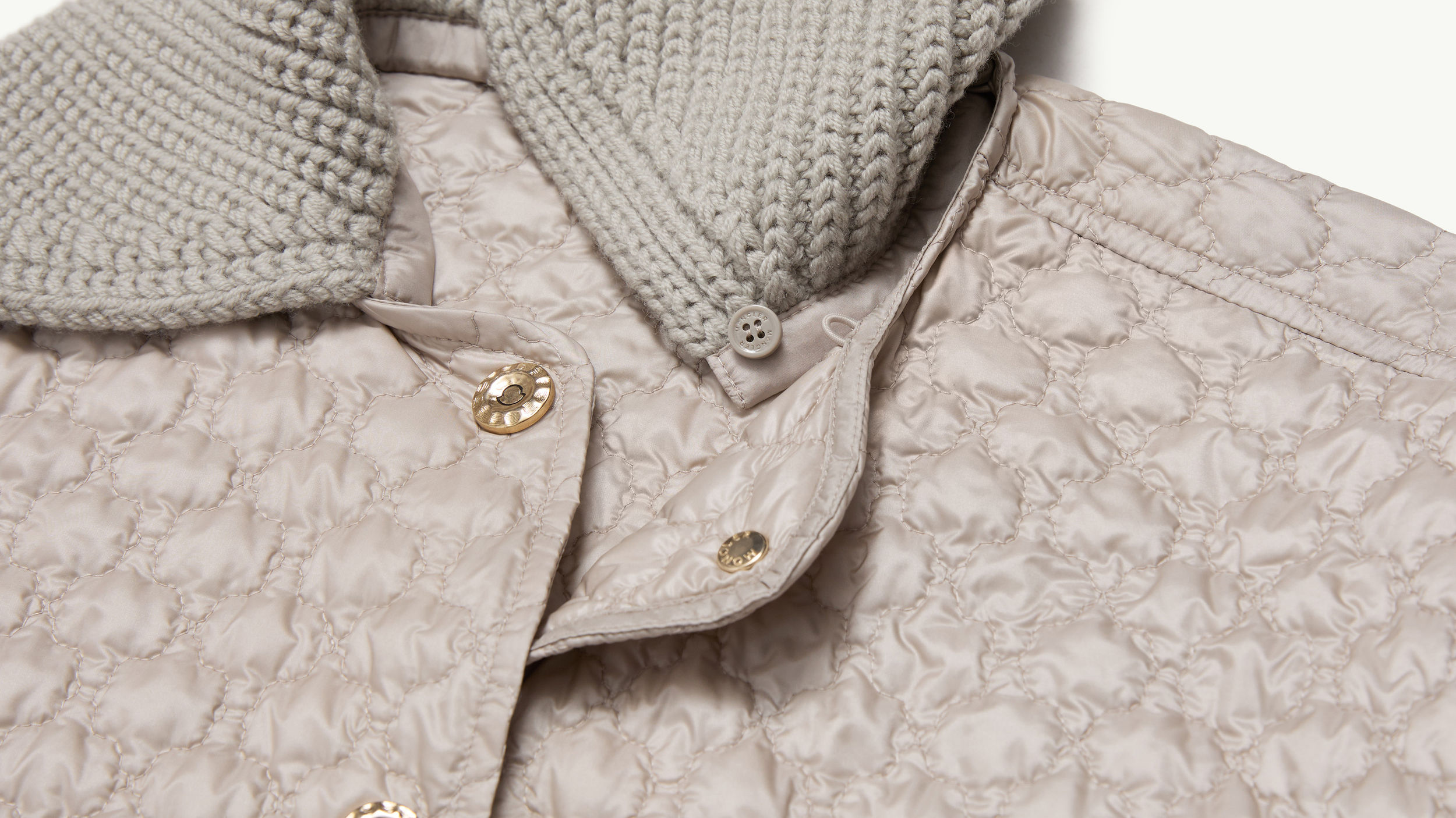 Slide 1 - 纹理衣领