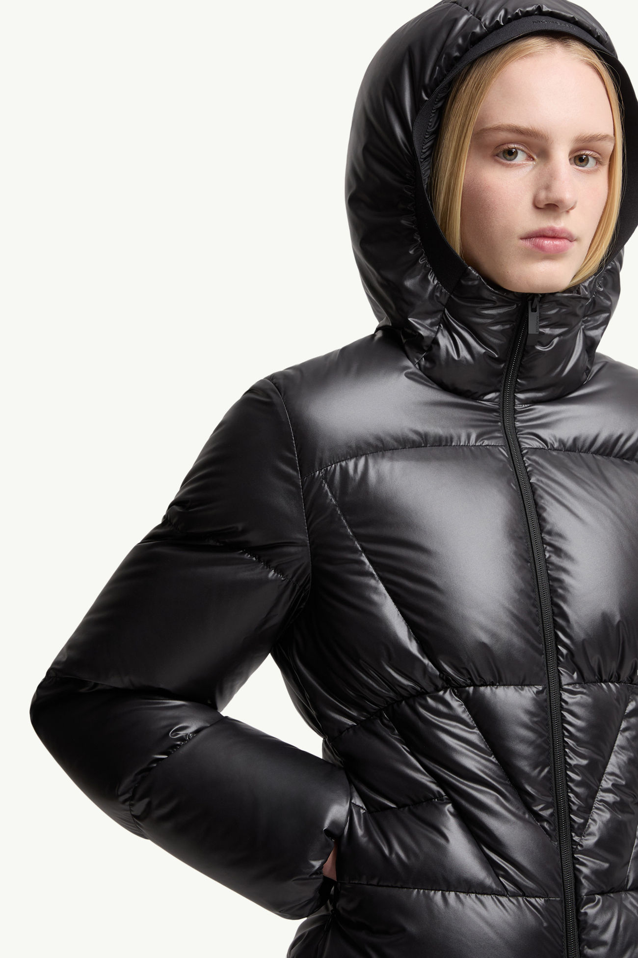 Plumífero corto con capucha y acolchado geométrico Wineck Mujer Negro Moncler 5