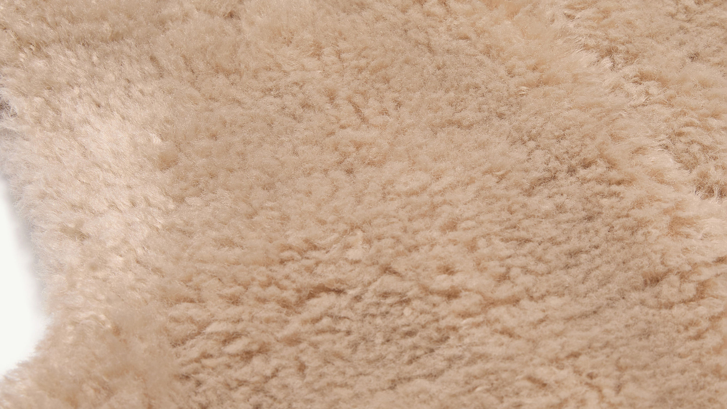 Slide 1 - product.feature.texturefluffymaterial.title