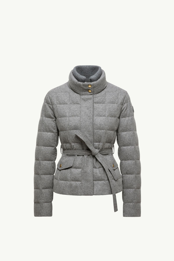 https://moncler-cdn.thron.com/api/v1/content-delivery/shares/dpx6uv/contents/K20931A0010789B0Y935_F/image/K20931A0010789B0Y935_F