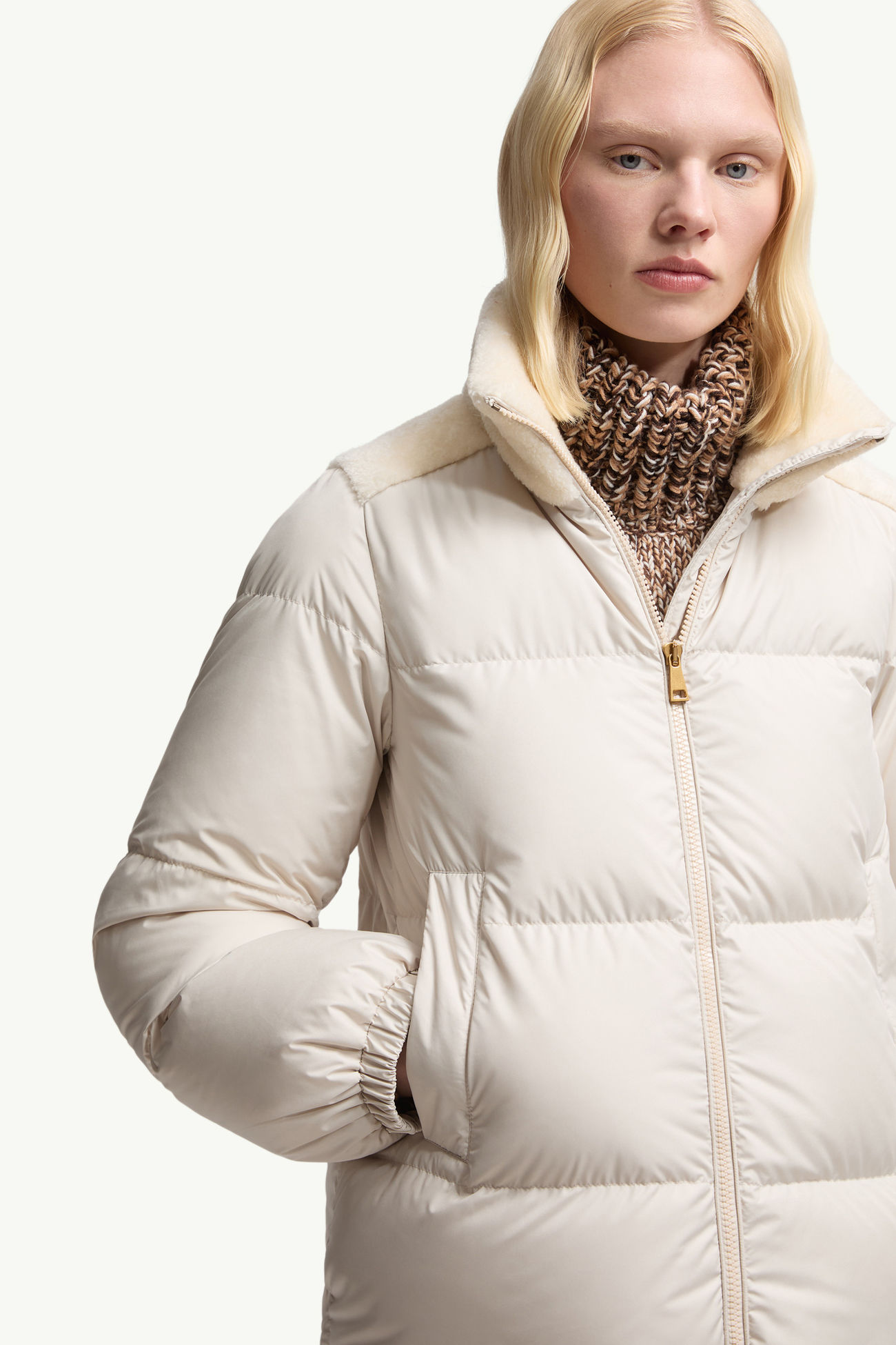 Plumífero corto con ribete efecto peluche Esnaie Mujer Blanco Moncler 5
