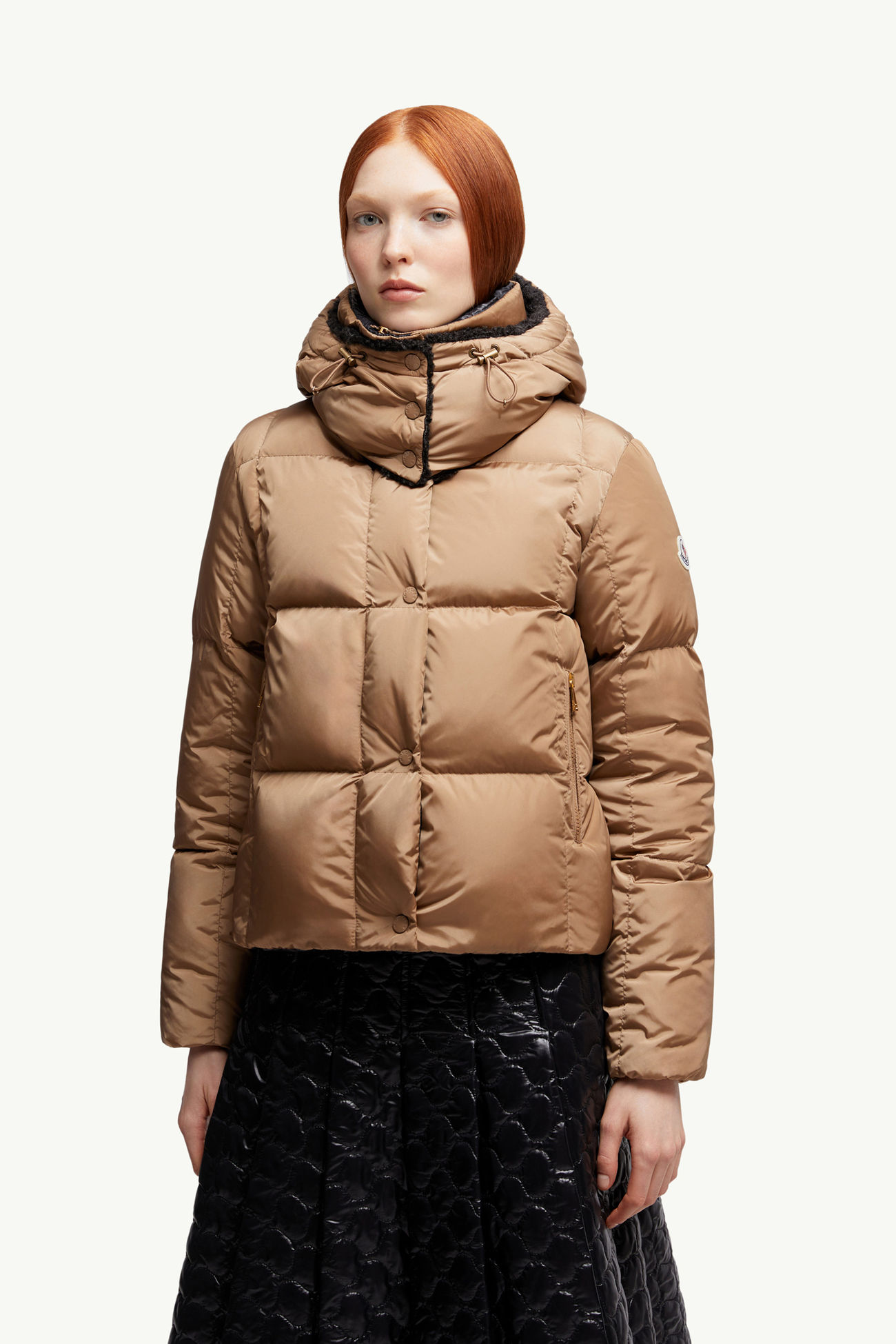 Castelnou 스퀘어 퀼팅 후드 쇼트 다운 재킷 여성 카멜 베이지 Moncler 3