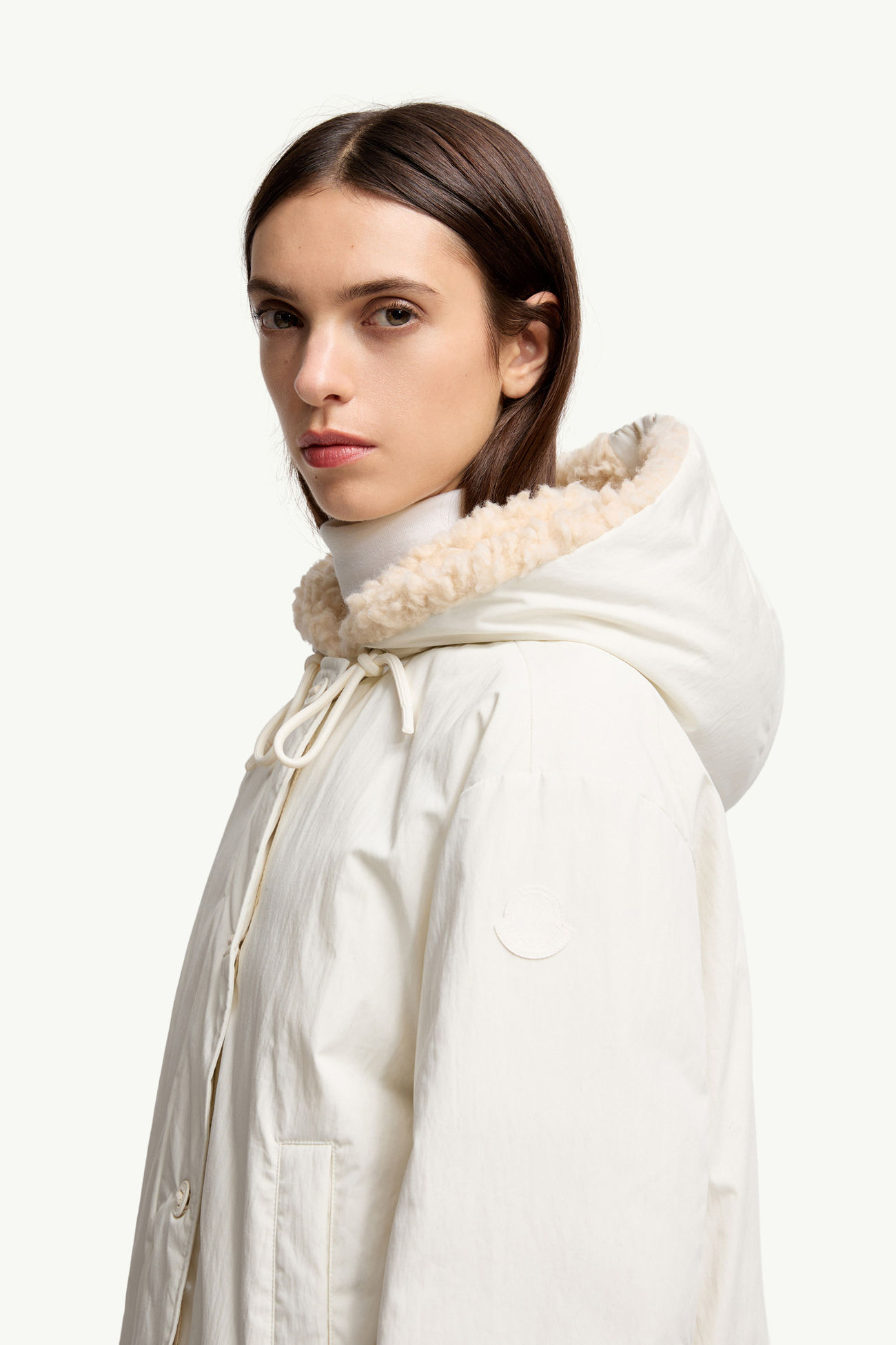 Plumífero corto con capucha y ribetes de efecto peluche Nisiro Mujer Blanco Marfil Moncler 1