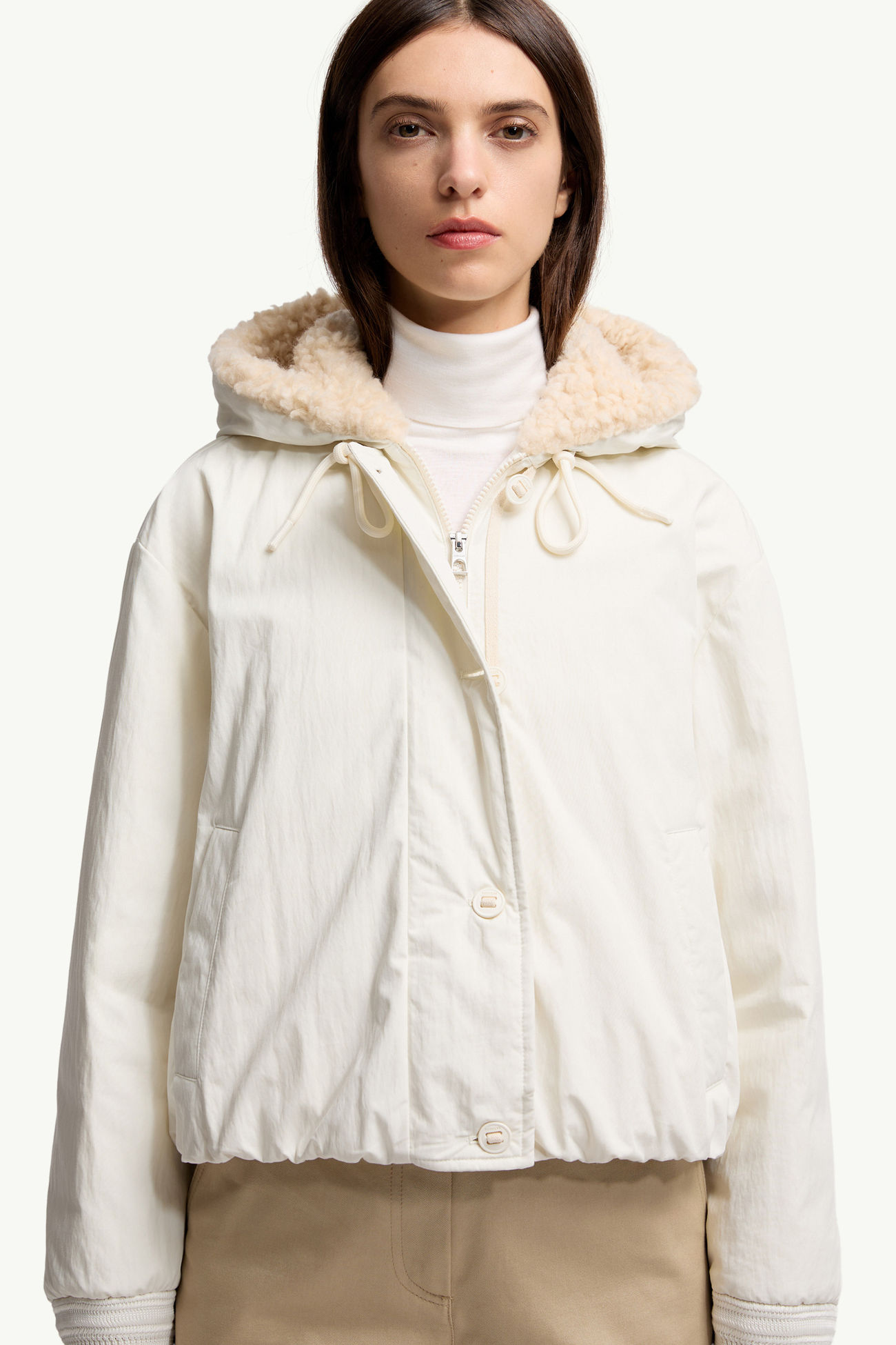 Plumífero corto con capucha y ribetes de efecto peluche Nisiro Mujer Blanco Marfil Moncler 5