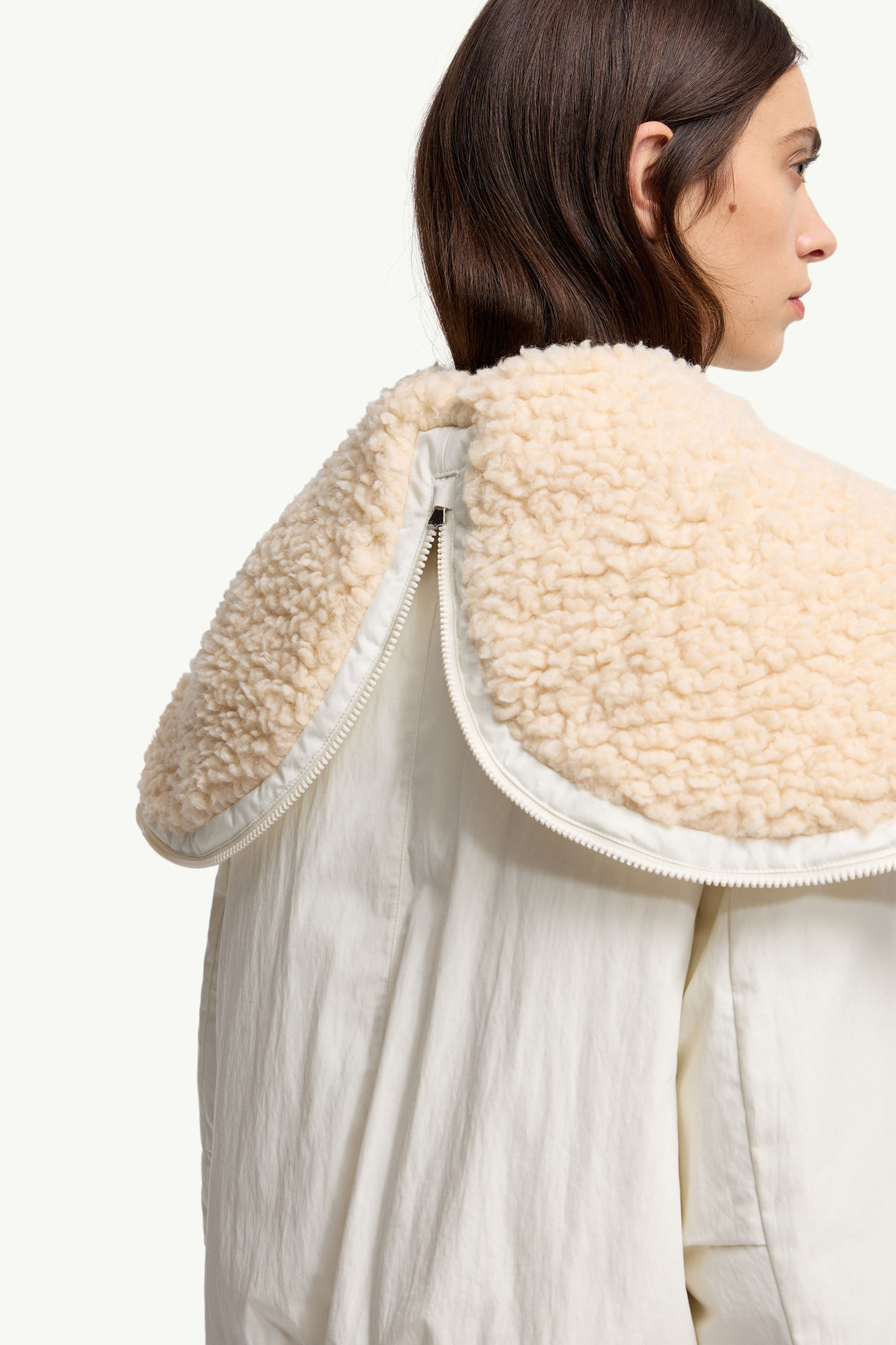 Piumino corto Nisiro con cappuccio e finiture effetto teddy Donna Bianco Avorio Moncler 6