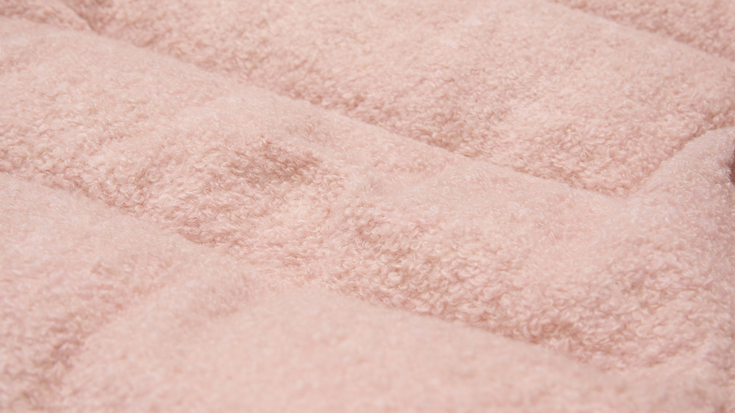 Slide 2 - product.feature.texturefluffymaterial.title