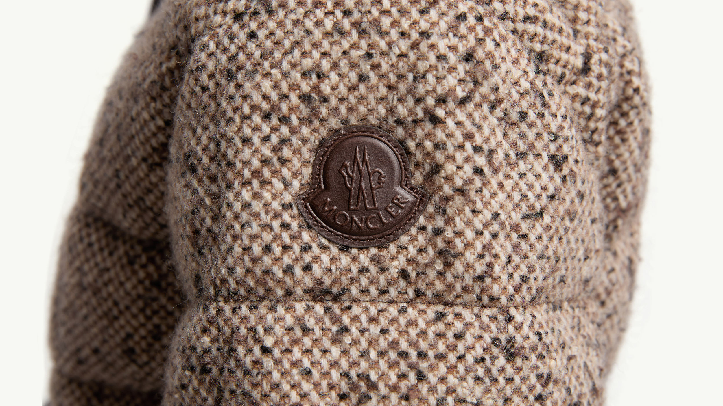 Slide 2 - product.feature.leatherdetaillogo.title