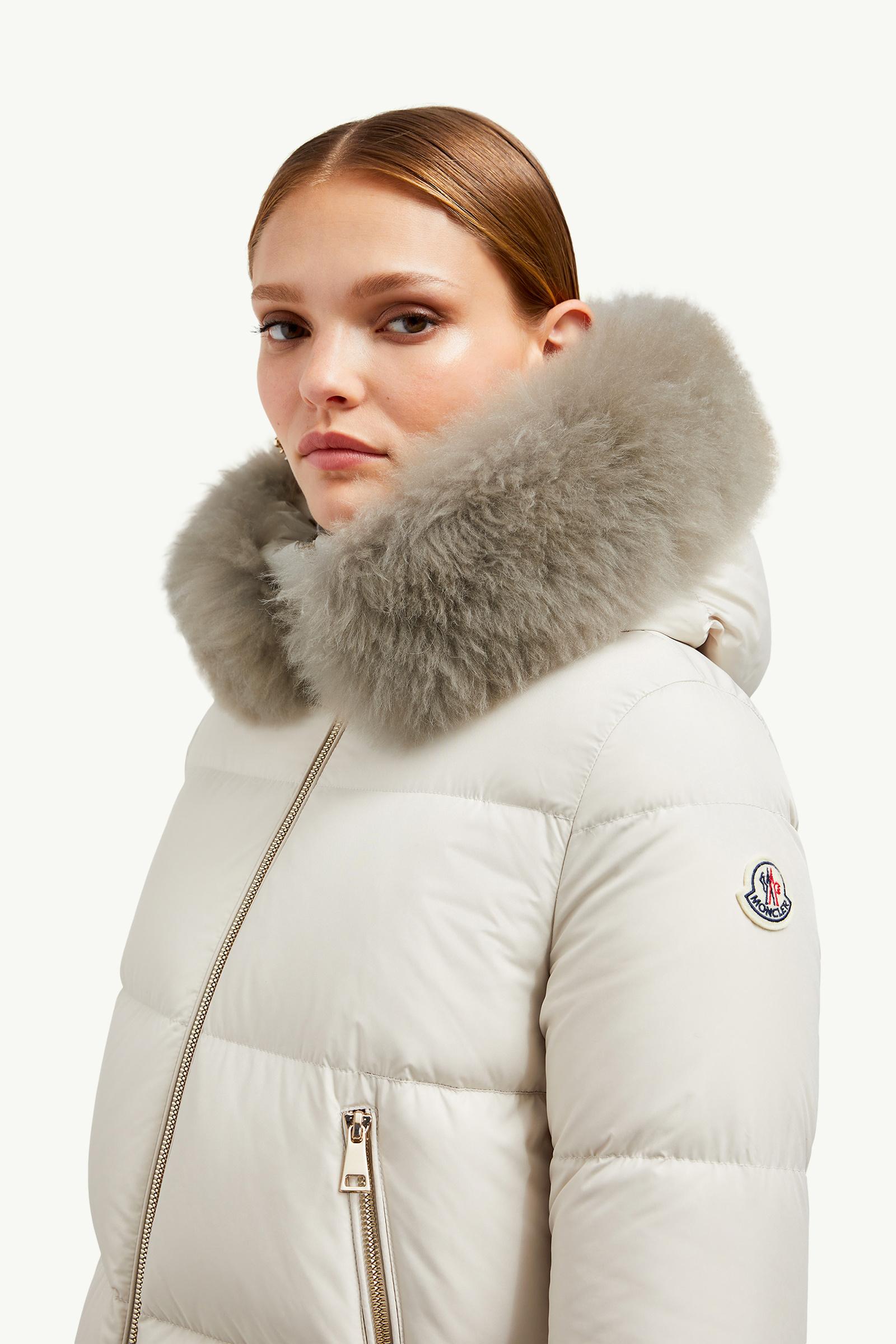 Piumino corto Laichefur con cappuccio e orlo in shearling Donna Bianco Moncler 1
