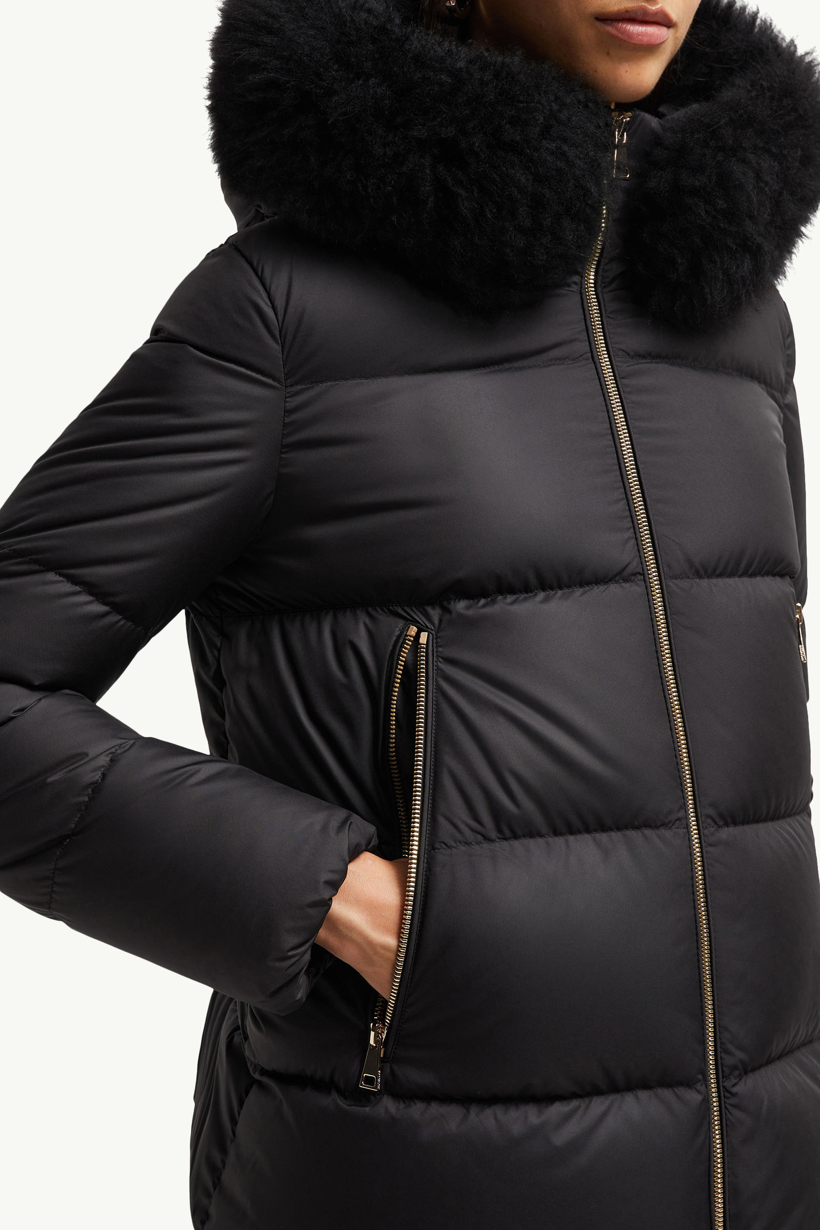 Doudoune courte à capuche bordée de shearling Laichefur Femmes Noir Moncler 5