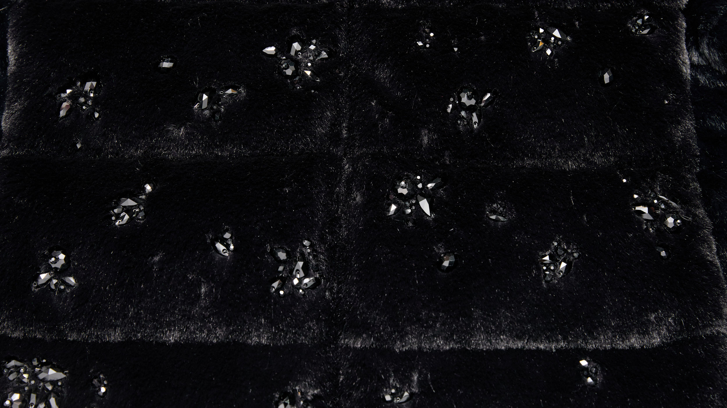 Slide 2 - product.feature.texturefluffymaterial.title