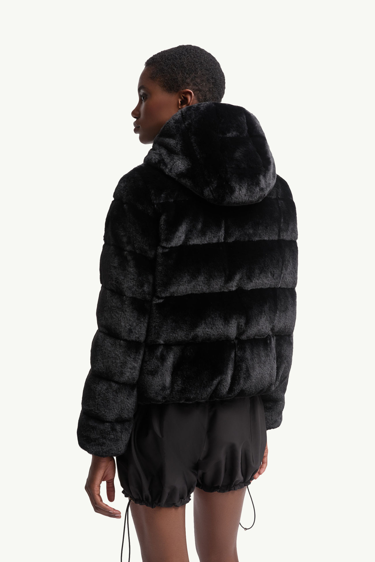 Andronne kurze Daunenjacke mit Kapuze und Paillettenstickerei Damen Schwarz Moncler 4