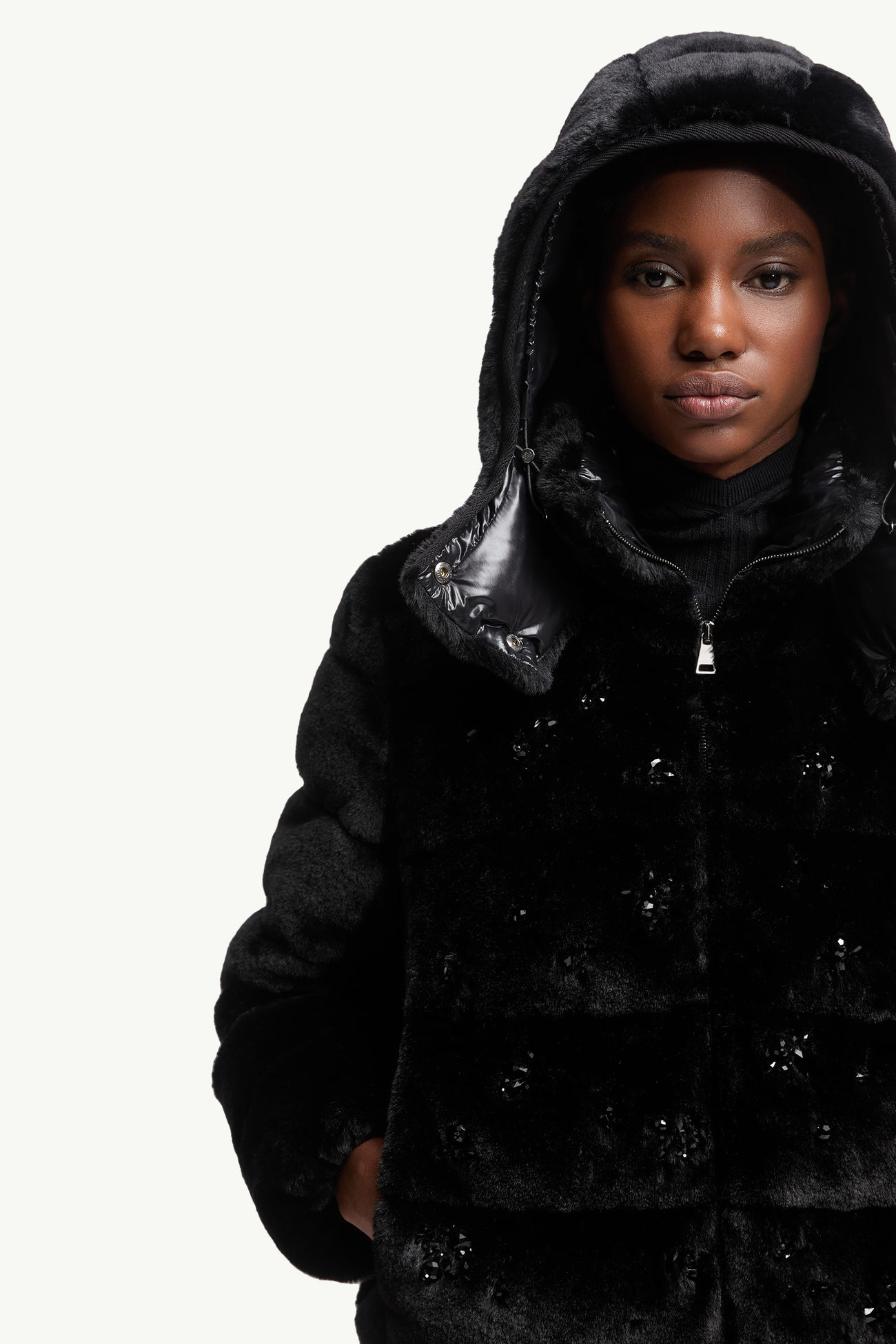 Plumífero corto con capucha y bordado de lentejuelas Andronne Mujer Negro Moncler 6