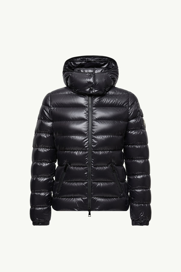 https://moncler-cdn.thron.com/api/v1/content-delivery/shares/dpx6uv/contents/K20931A5240068950999_F/image/K20931A5240068950999_F